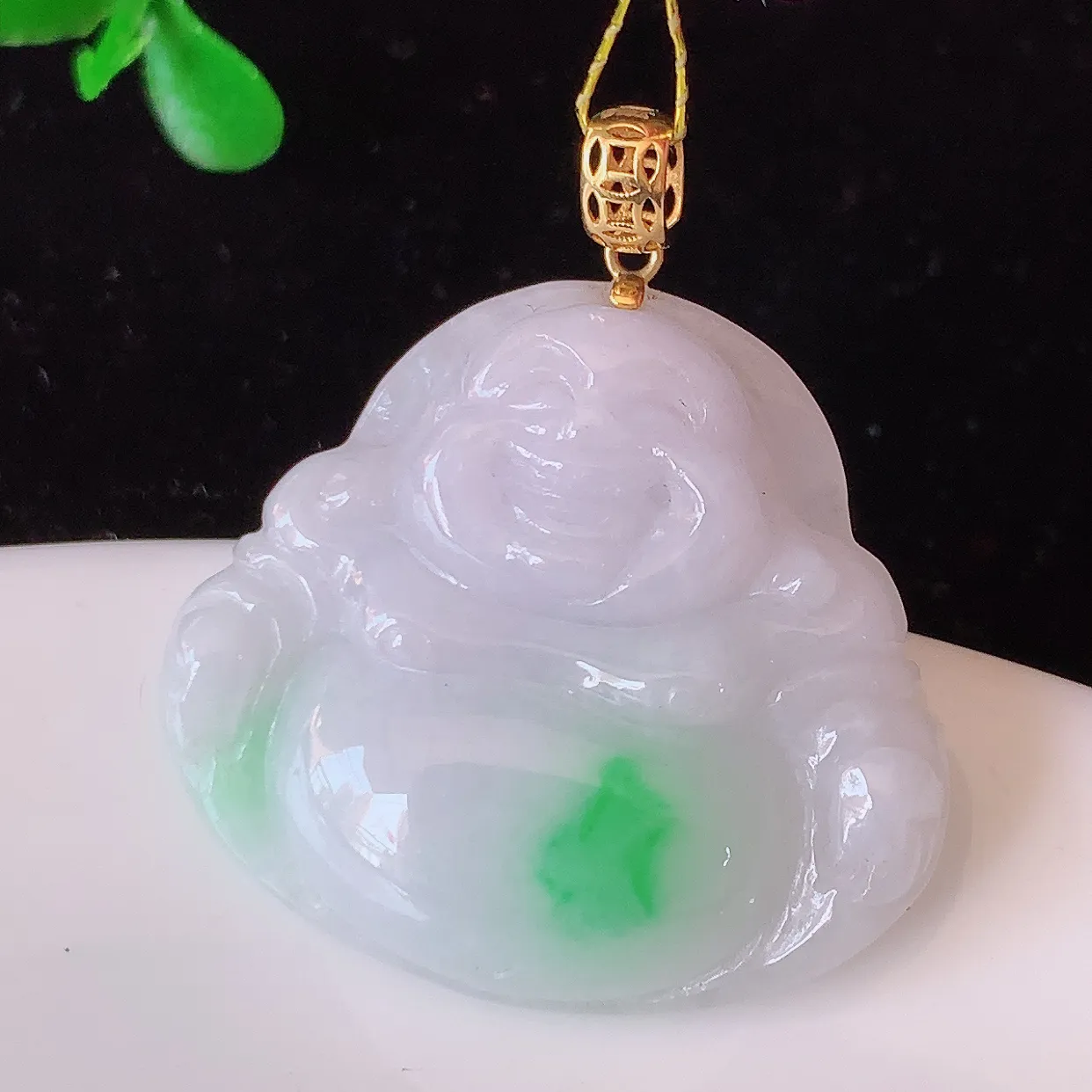 18k金镶嵌冰润飘阳绿翡翠佛公吊坠，款式新颖，佩戴效果时尚出众，尽显气质，水润精细，美感十足。#35.7