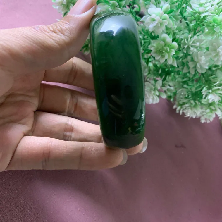 59.5圈口和田玉菠菜绿宽版手镯，精品白玉手镯，【挽间柔情】，镯型古朴典雅。在诗情画意的雨巷相遇，你是我腕间的一抹风情，有你眸有深情.清风荡漾湖间静水，我愿俯身低眉，在烟波涟漪处寻你