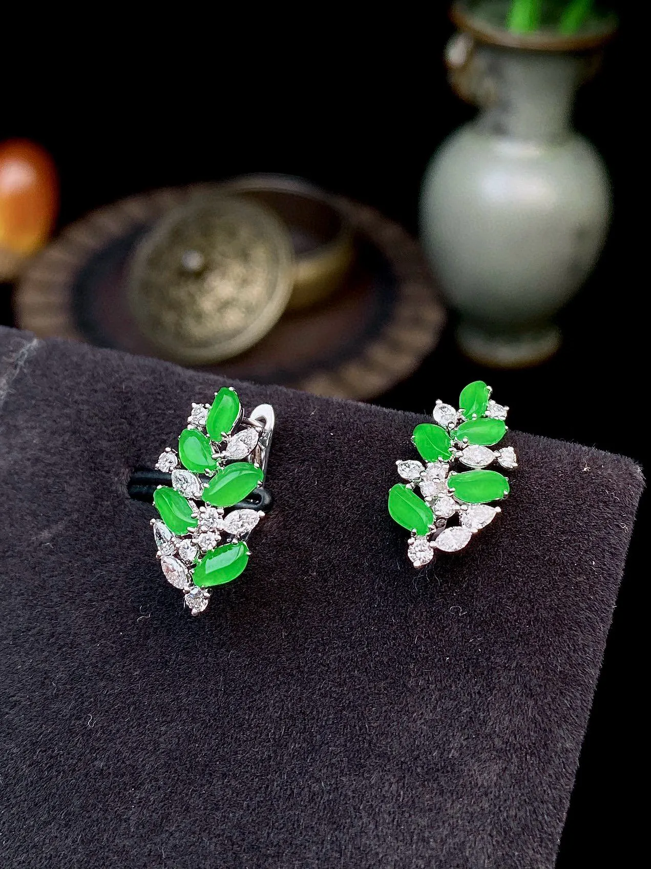 【冰种满绿随形耳钉】种水上乘，阳绿色泽，纯净通透，收藏品质，18k金钻豪华镶嵌，裸石尺寸4.7*2.7*2.6毫米