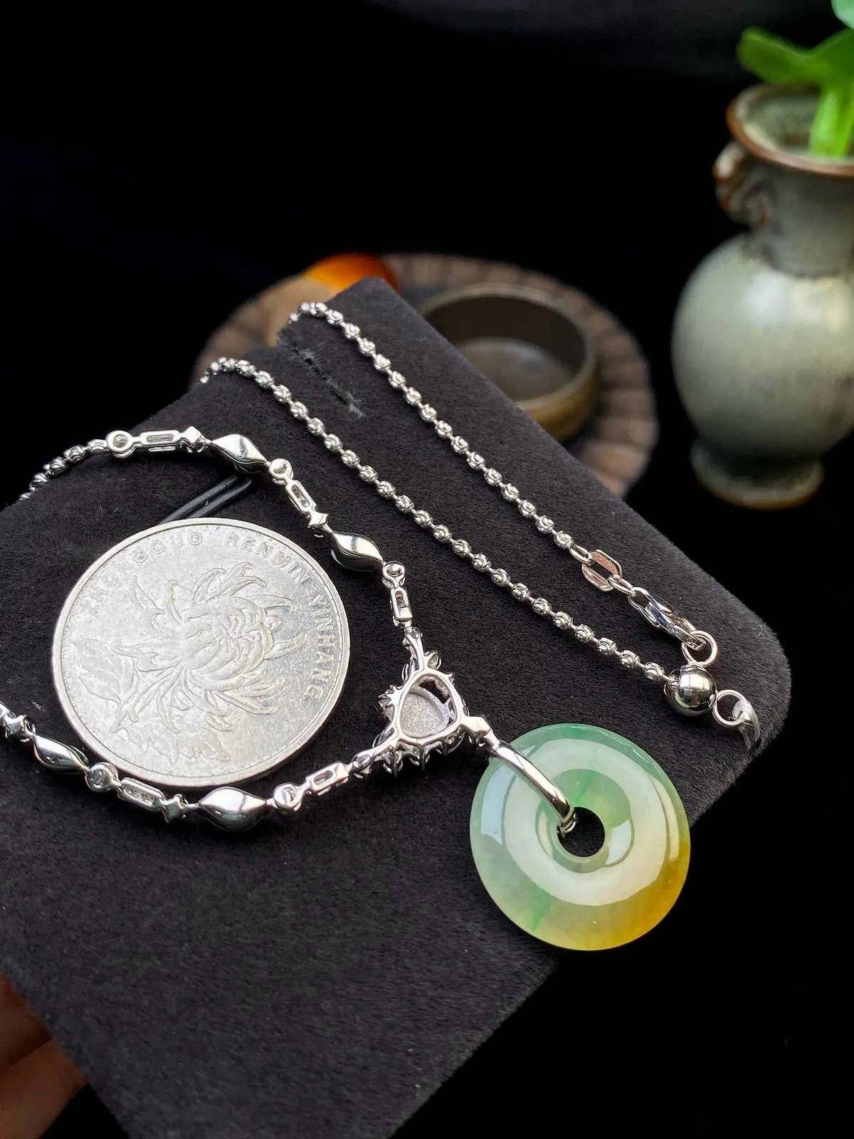 【冰种黄加绿平安扣】质地非常细腻，冰润十足，种老冰透，18k金钻镶嵌，裸石尺寸18.2*3.1毫米，收藏品质