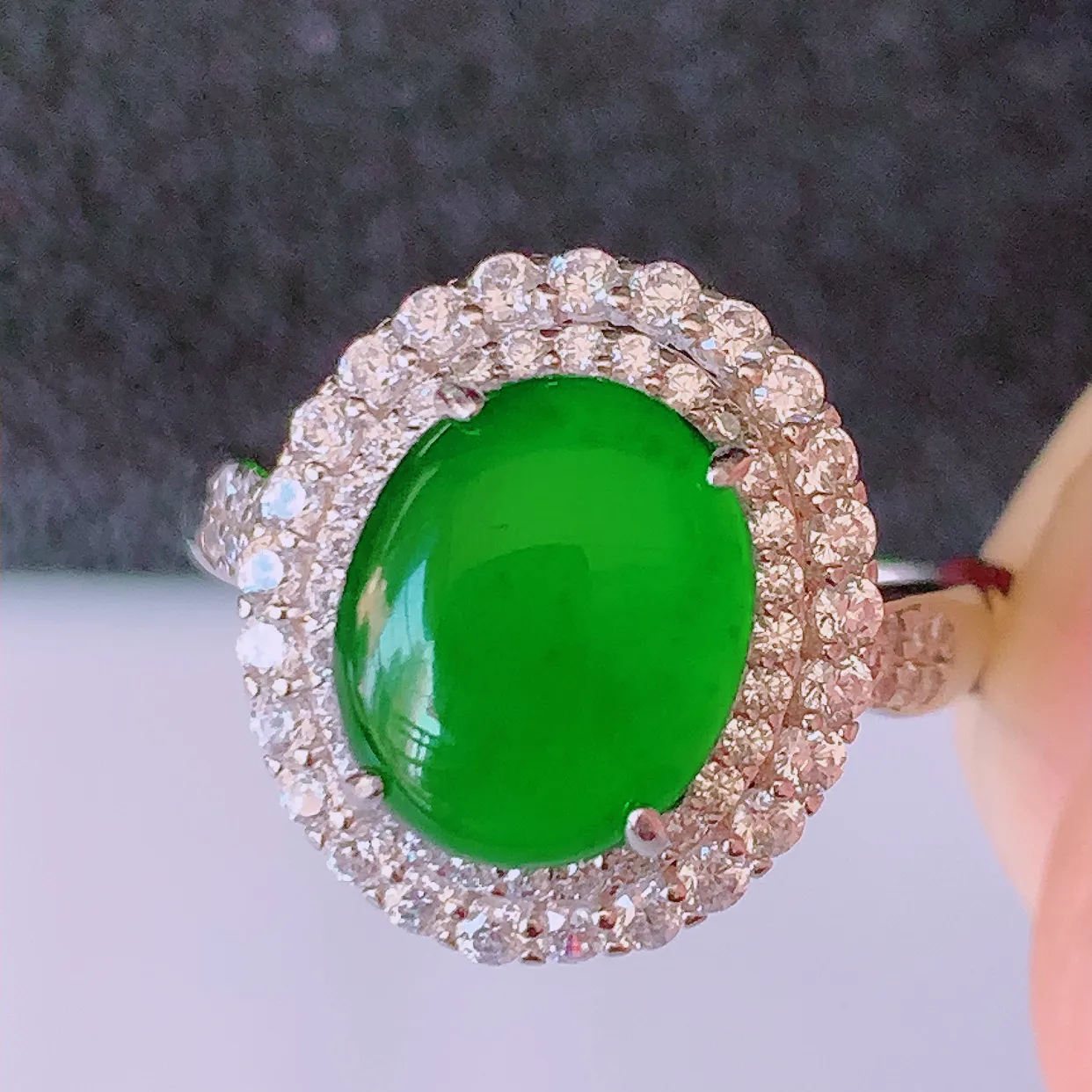 冰透满绿翡翠925银镶嵌戒指，自然光实拍，翠色灵动，颜色漂亮，种老水足，品相佳，佩戴佳品！#97.7（圈口可调大小）整体26*17*7.5裸石10*8