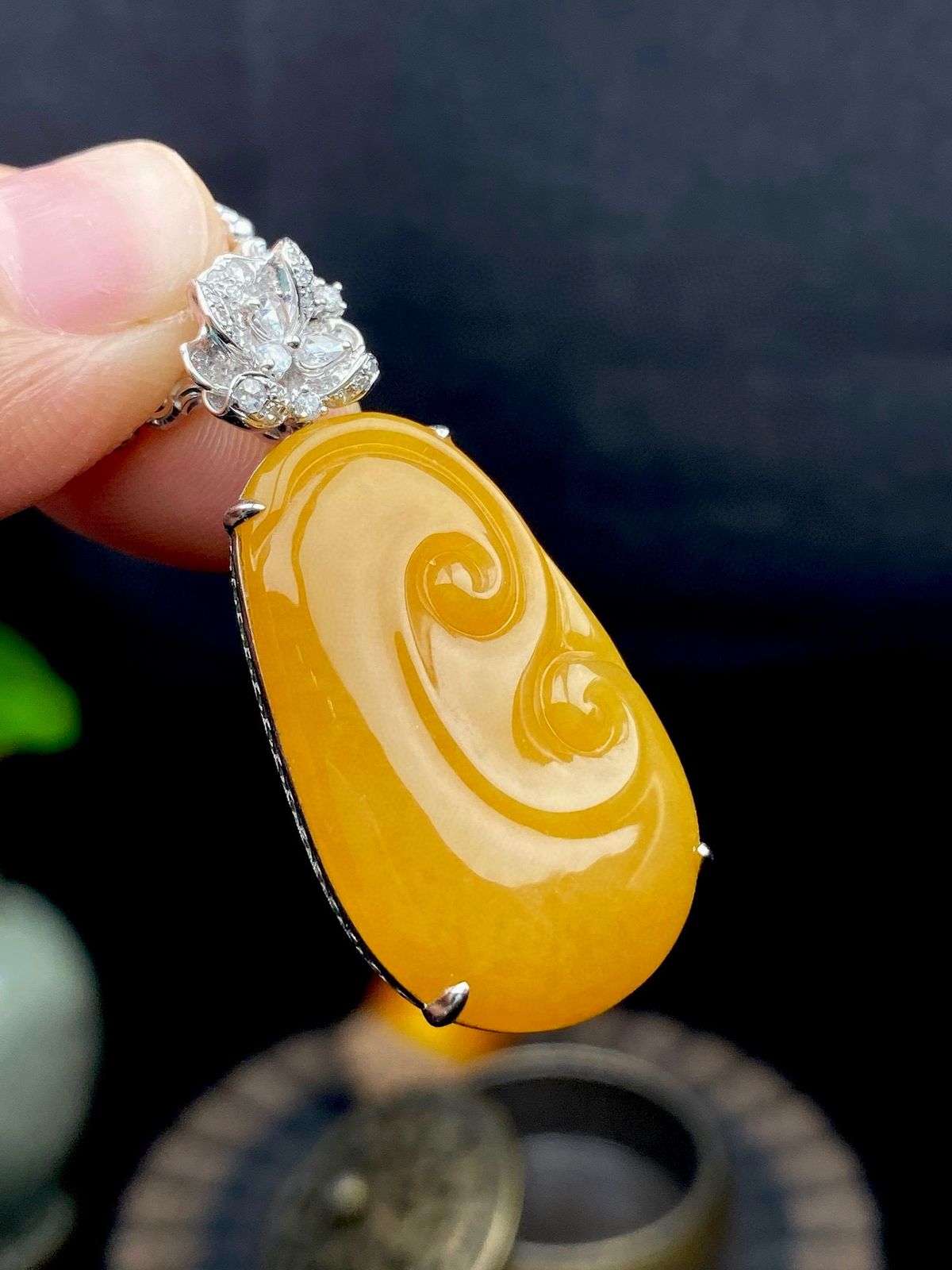 【冰种黄翡如意吊坠】种水很好，颜色漂亮，冰润通透，晶莹闪亮，18K金钻镶嵌，裸石尺寸毫米