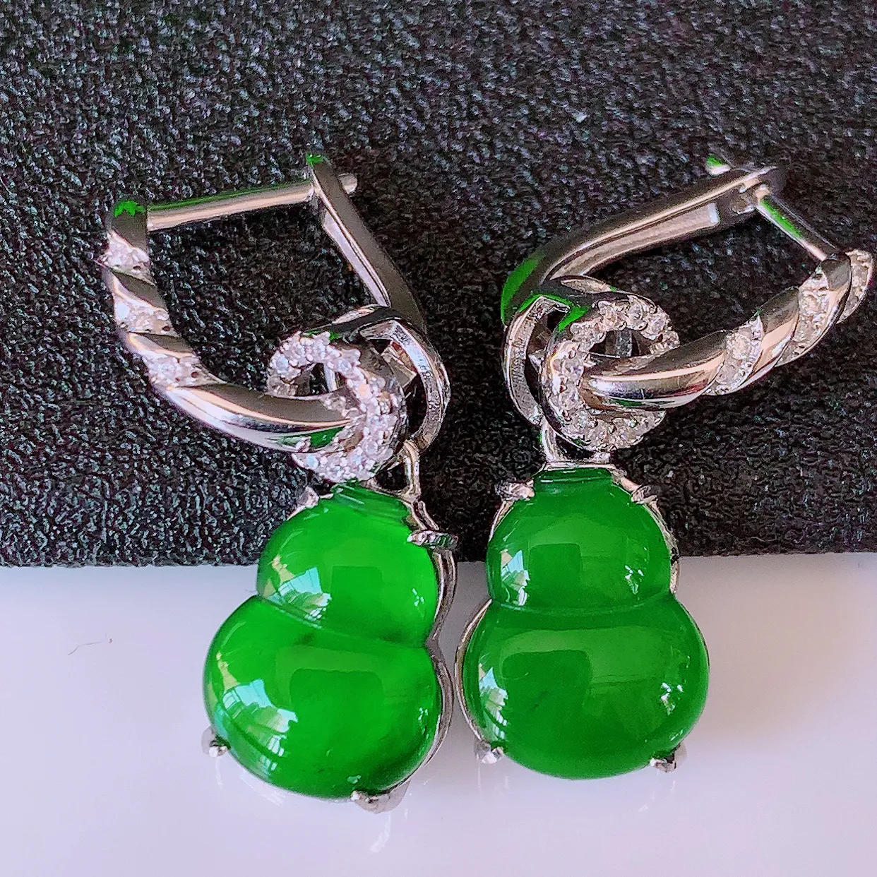 冰透满绿翡翠925银镶嵌葫芦耳坠，自然光实拍，翠色灵动，颜色漂亮，种老水足，品相佳，佩戴佳品！#97.7整体29*9.5*5裸石12-9.5