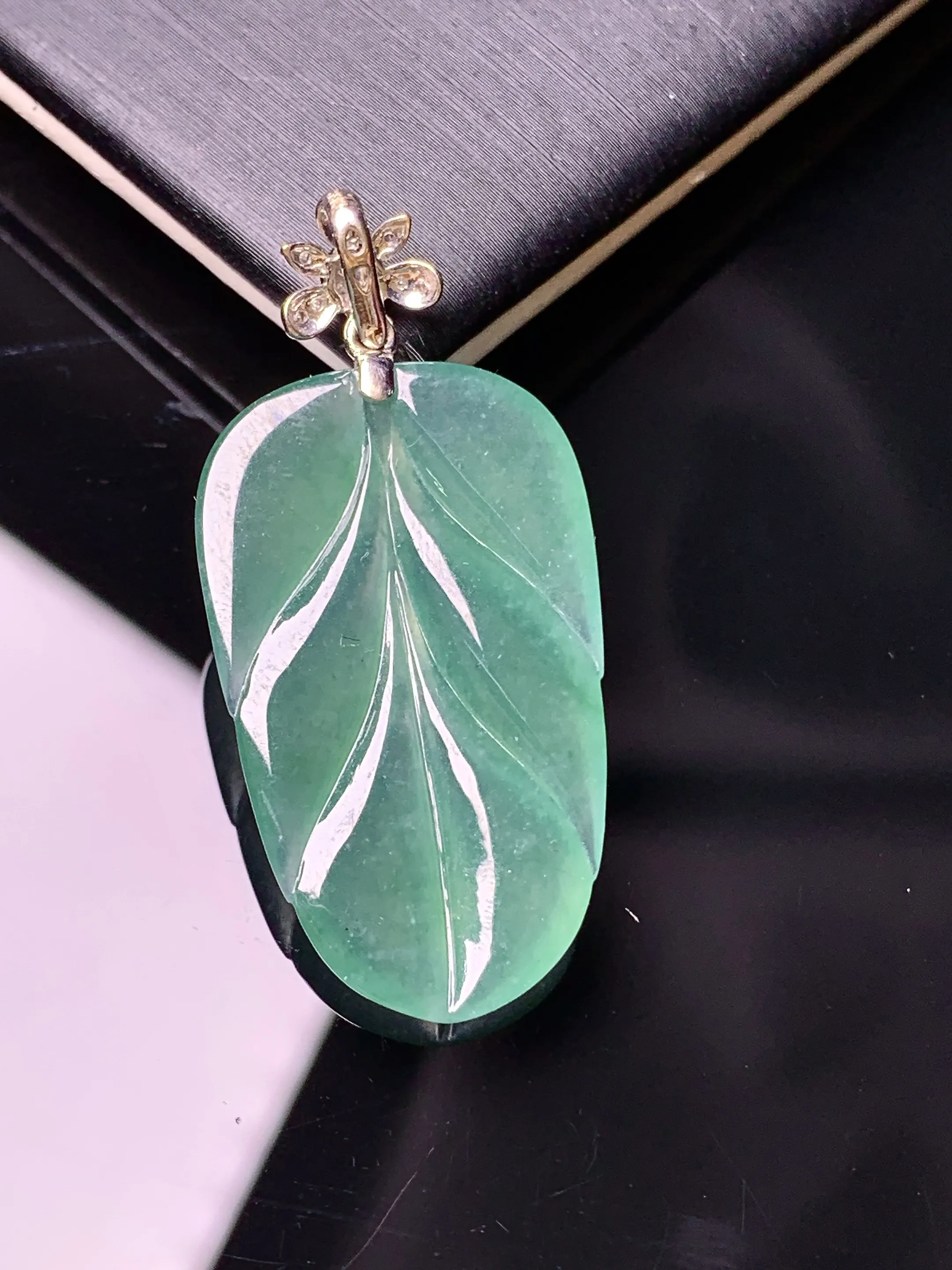 18k金镶嵌冰种树叶吊坠 玉质细腻 水润亮眼 色泽艳丽 整体尺寸38.8*18.3*3.5