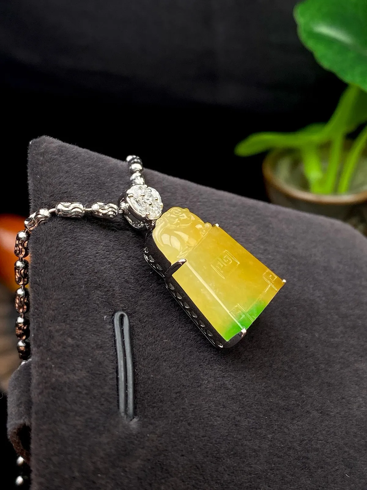 【冰种黄加绿仿古貔貅牌】质地细腻，冰润透亮，光泽出众，冰感十足，18k金钻镶嵌，裸石尺寸18.1*1