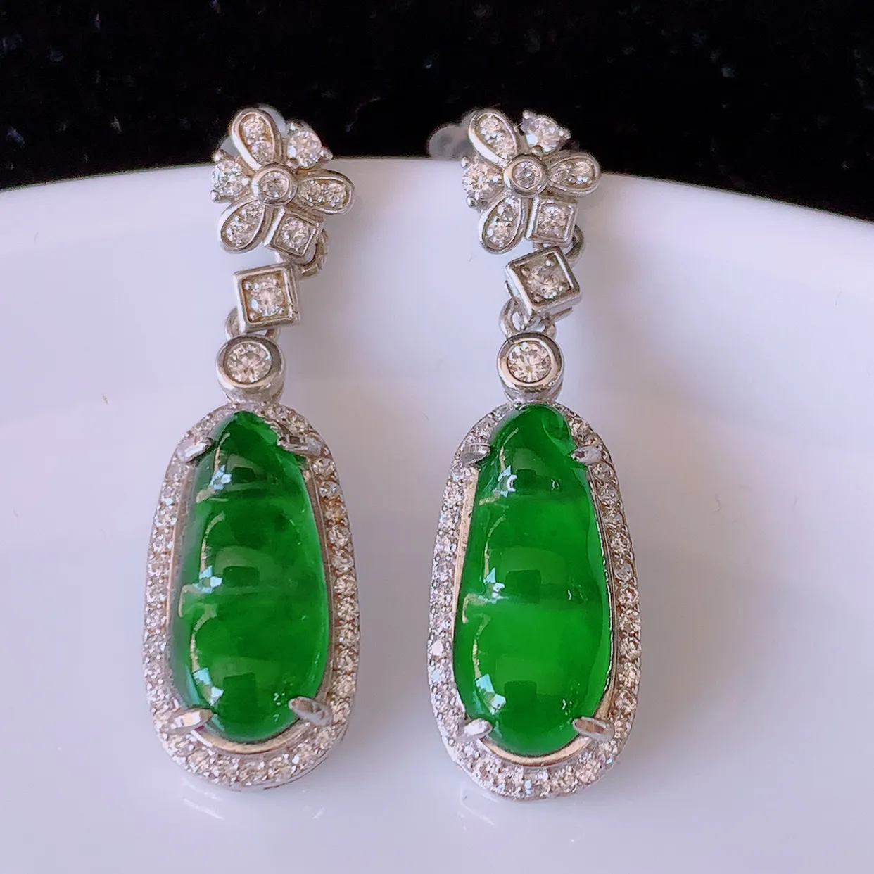 冰透满绿翡翠925银镶嵌耳坠，自然光实拍，翠色灵动，颜色漂亮，种老水足，品相佳，佩戴佳品！#97.7整体30.5-9*5.2裸石14.5*6.5