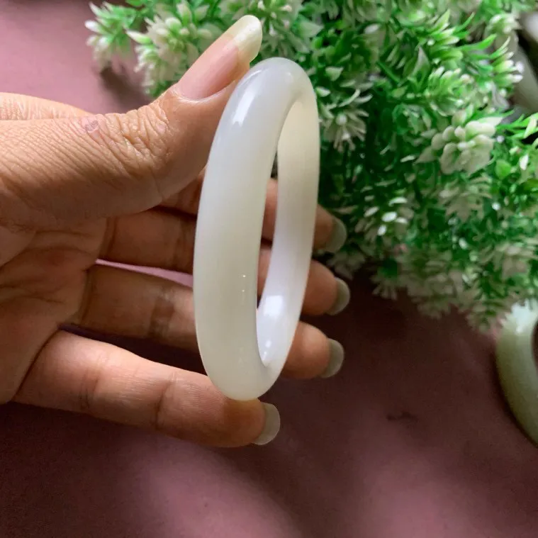 56圈口和田玉羊脂白手镯【挽间柔情】，镯型古朴典雅。在诗情画意的雨巷相遇，你是我腕间的一抹风情，有你眸有深情.清风荡漾湖间静水，我愿俯身低眉，在烟波涟漪处寻你。