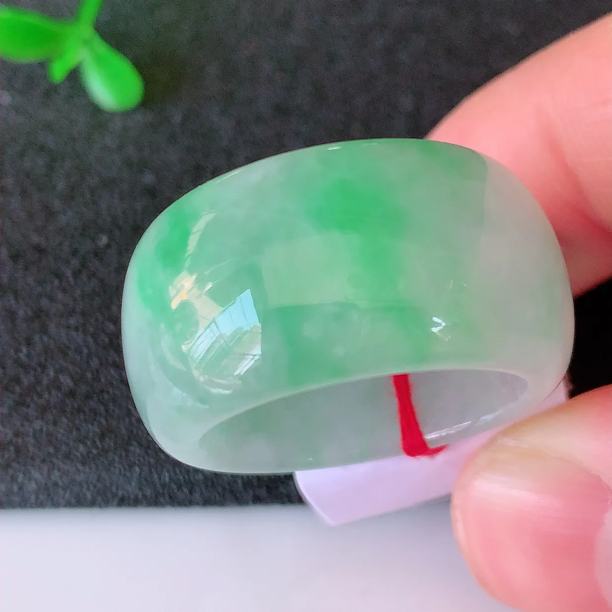 自然光实拍，20.2mm内径翡翠扳指，冰润指环，玉扳指，戒指，财源滚滚，玉质细腻起胶，23圈口，种水好！#39.7尺寸20.2-13.5*4.2