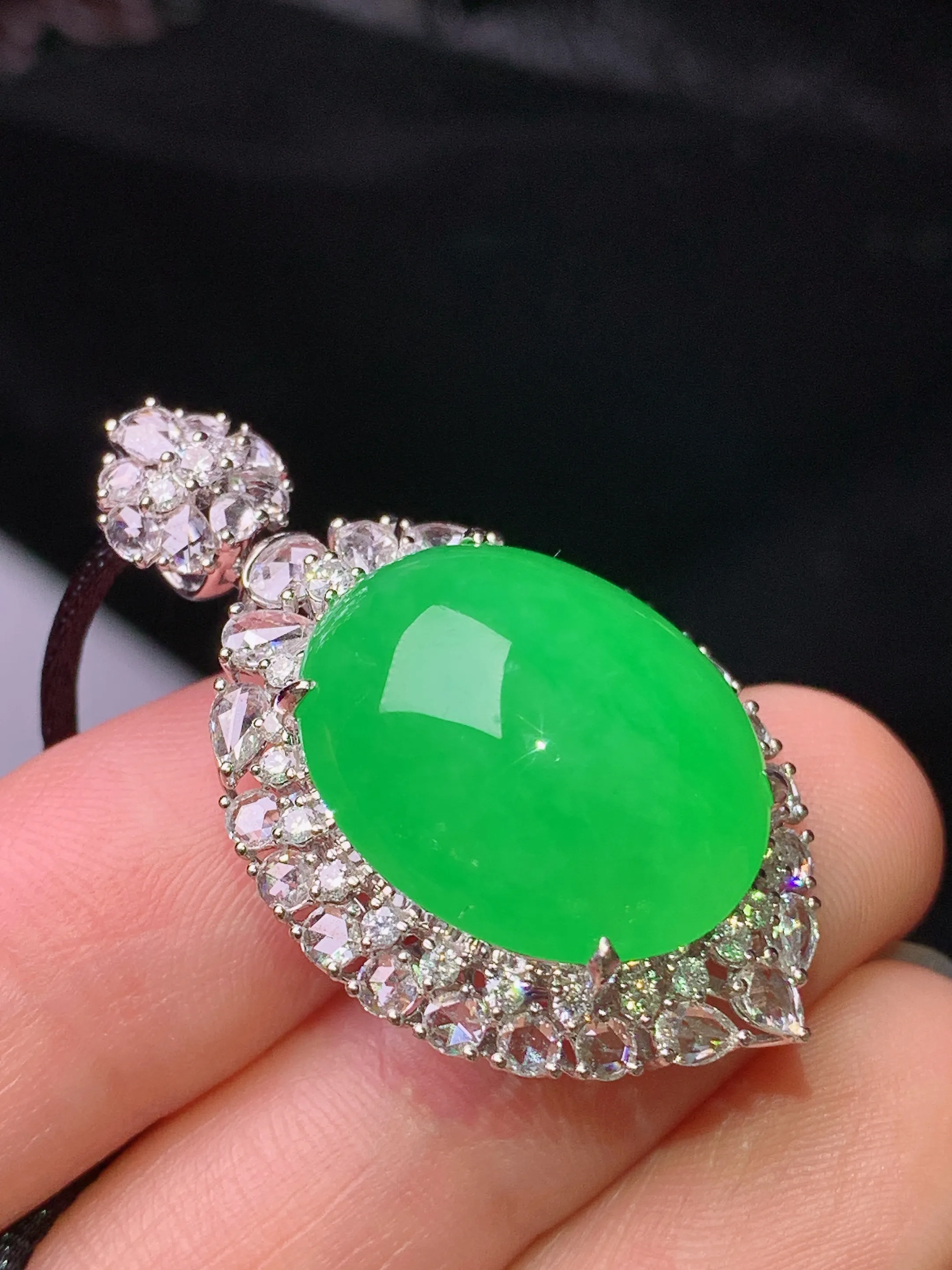 18k金钻镶嵌满绿蛋面吊坠 玉质细腻 水润亮眼 色泽艳丽 整体尺寸35.2*20.8*14