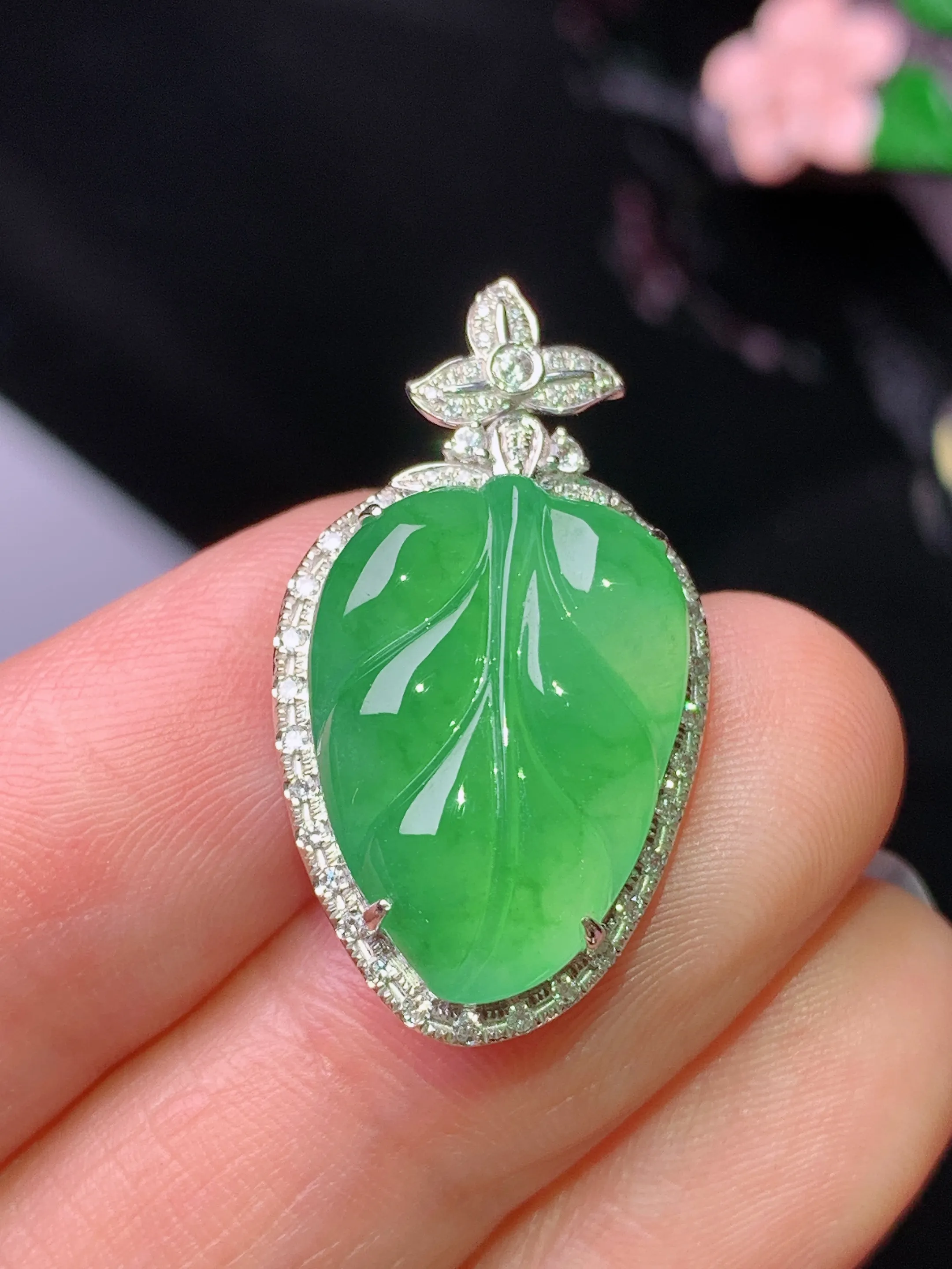 18k金钻镶嵌翠绿树叶吊坠 玉质细腻 水润亮眼 色泽艳丽 整体尺寸27.7*15.5*6.8