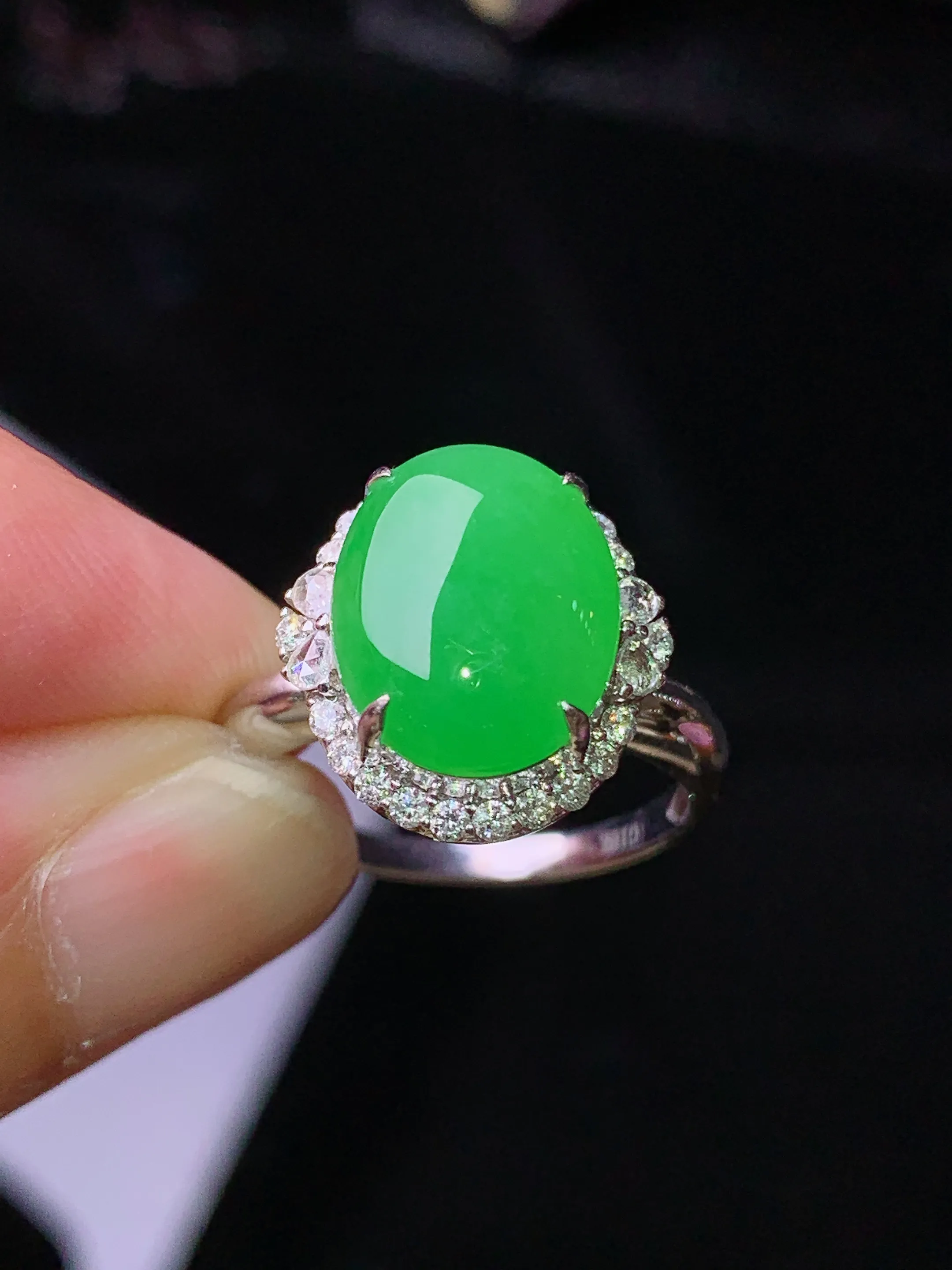 18k金钻镶嵌满绿蛋面戒指 玉质细腻 水润亮眼 色泽艳丽 圈口14 整体尺寸14.2*13.5*9.