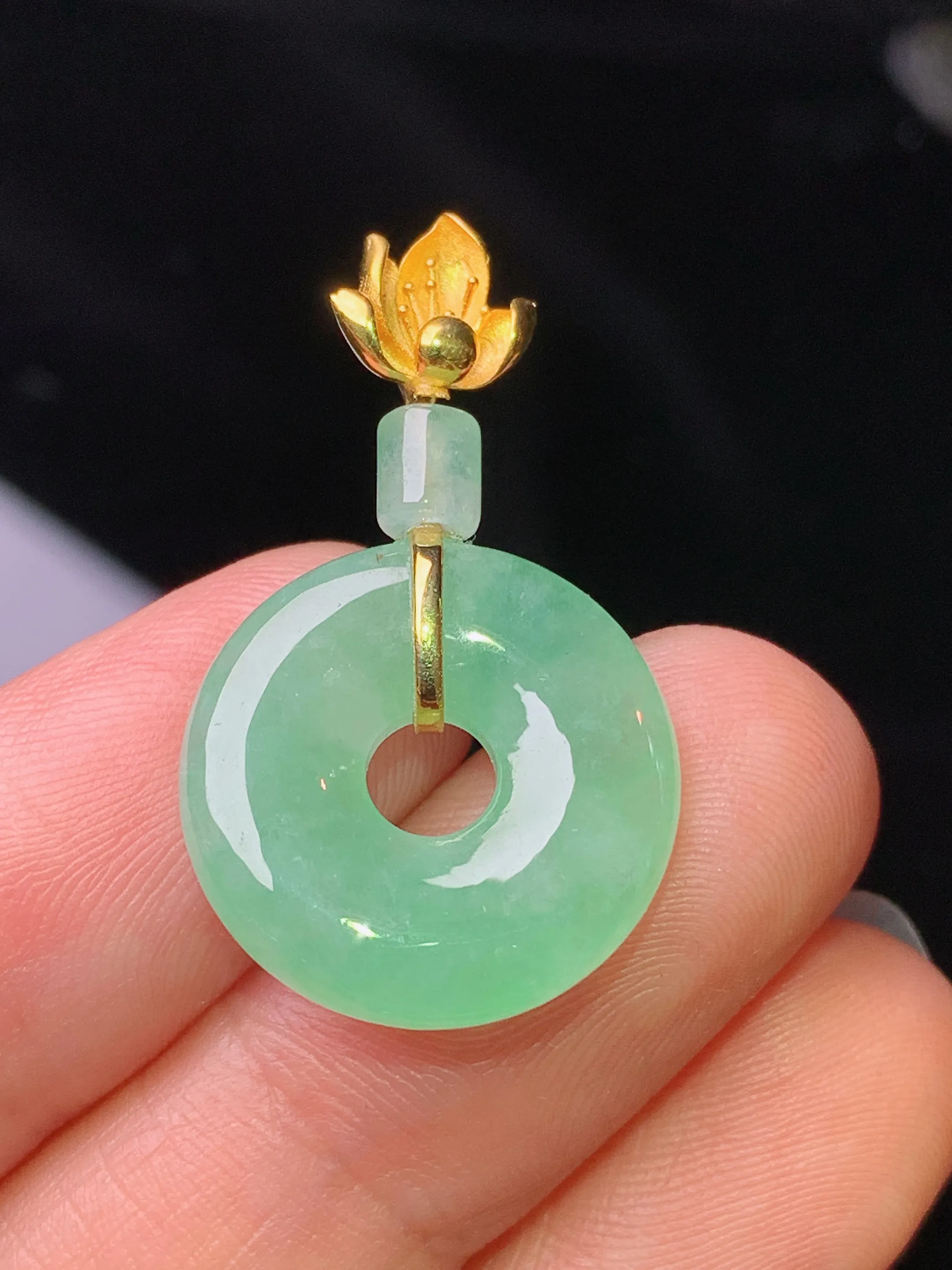 18k金镶嵌翠绿平安环吊坠 玉质细腻 水润亮眼 色泽艳丽 整体尺寸29.8*17.2*4