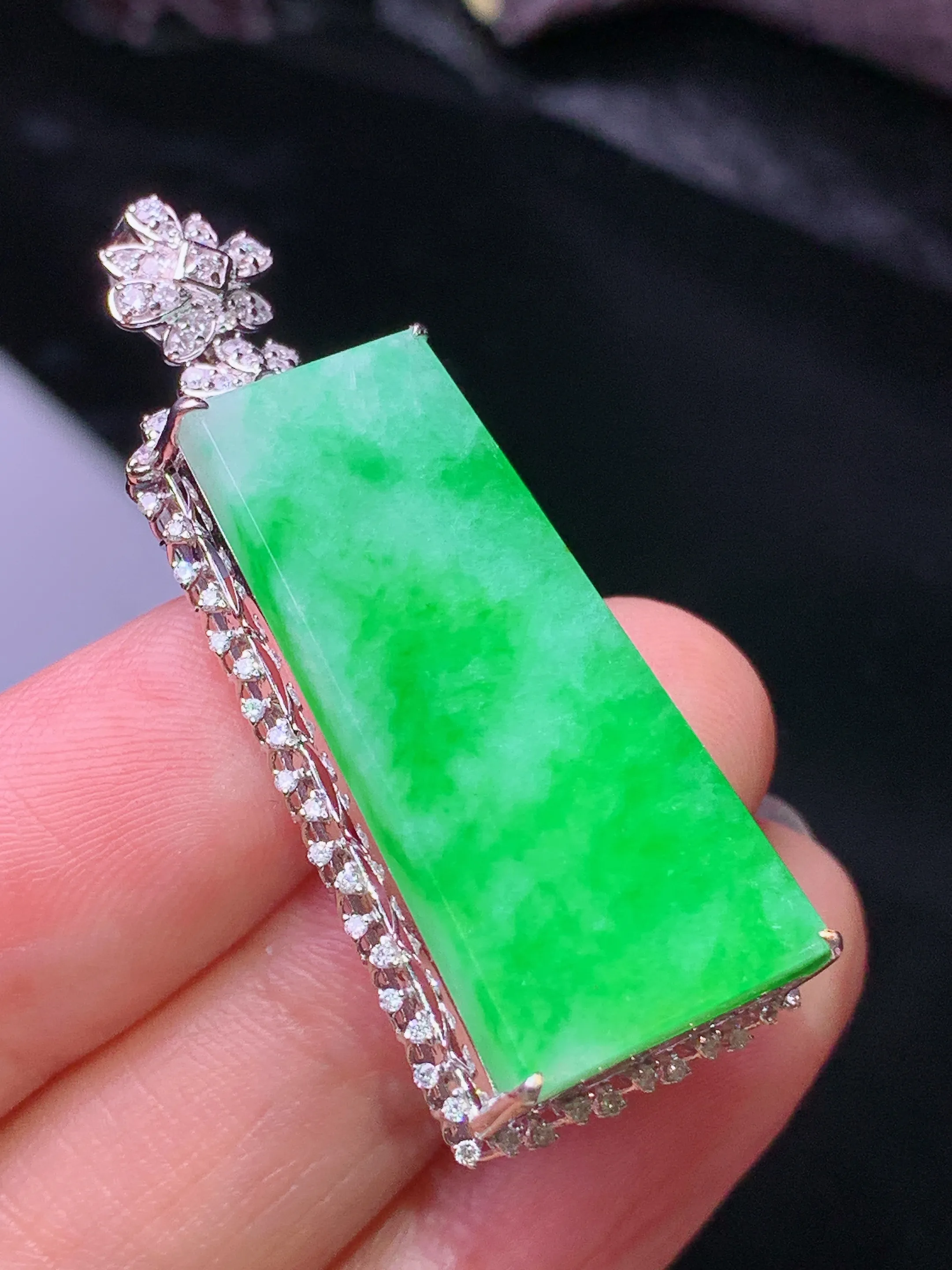 18k金钻镶嵌翠绿无事牌吊坠 玉质细腻 水润亮眼 色泽艳丽 整体尺寸42.5*16.6*8.8