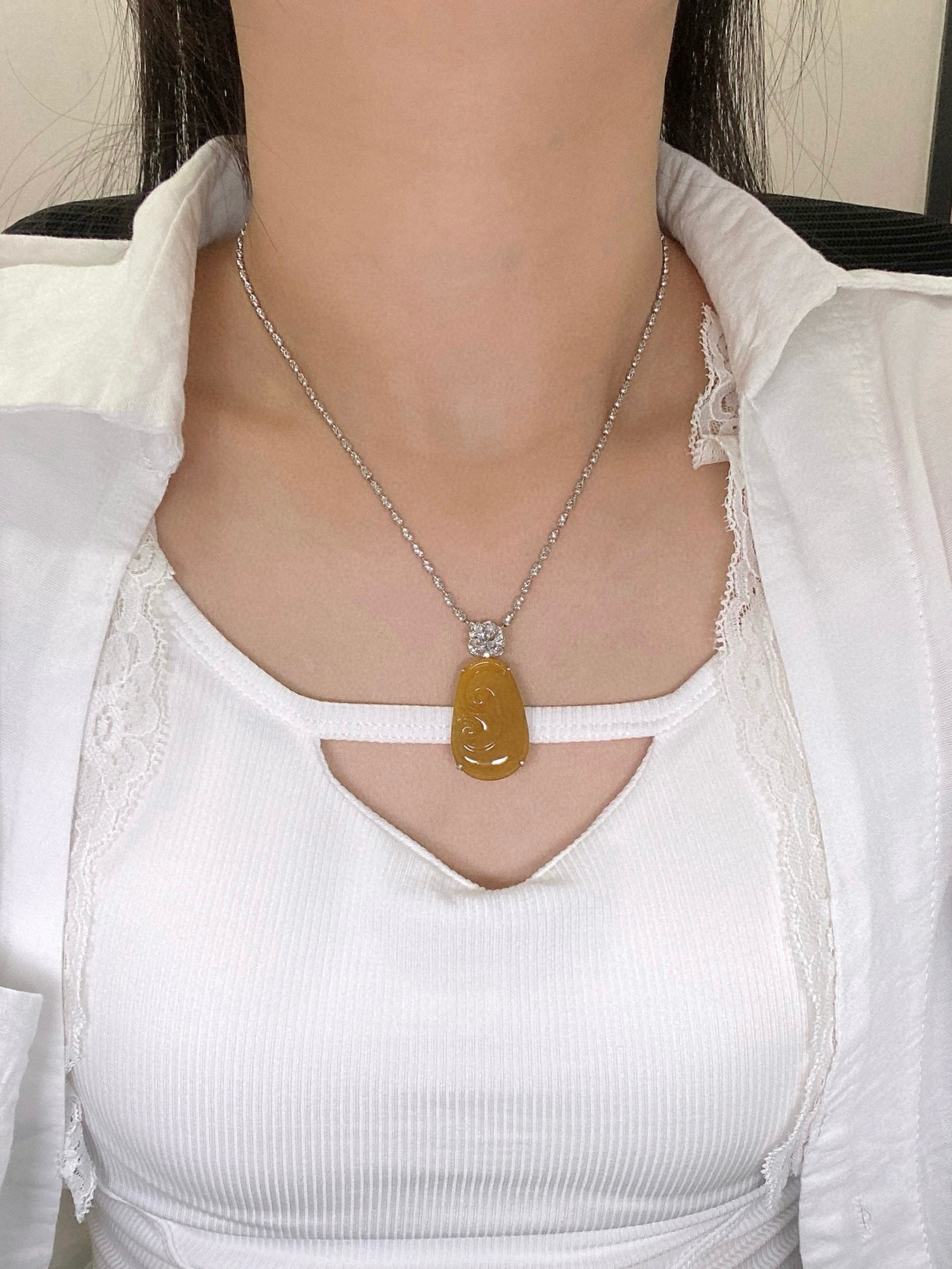 【冰种黄翡如意吊坠】种水很好，颜色漂亮，冰润通透，晶莹闪亮，18K金钻镶嵌，裸石尺寸毫米