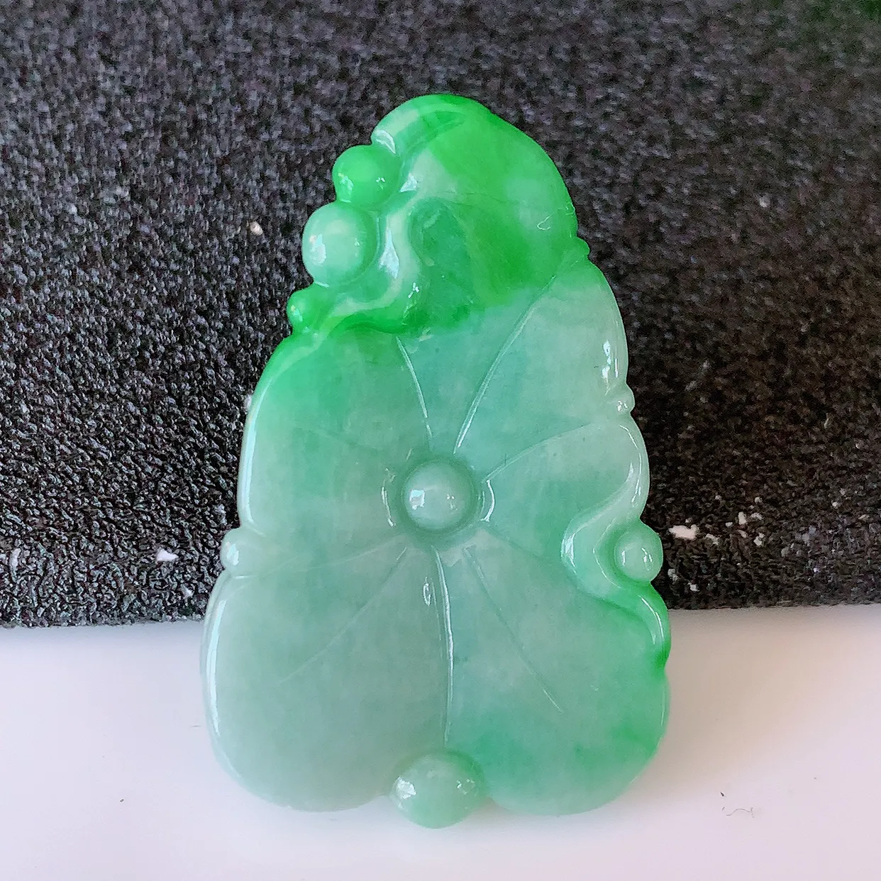 自然光实拍，冰润飘绿翡翠荷叶鱼、和和美美玉坠，财源广进，自然隐逸、荷本是素不着尘之物，有和美之寓意。#05.7