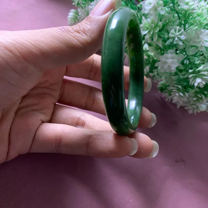 套装，58.5圈口和田玉碧玉菠菜绿手镯加菠菜绿项链套装，【挽间柔情】，镯型古朴典雅。在诗情画意的雨巷相遇，你是我腕间的一抹风情，有你眸有深情.清风荡漾湖间静水，我愿俯身低眉，在烟波涟漪处寻你。规格58.5项链规格10