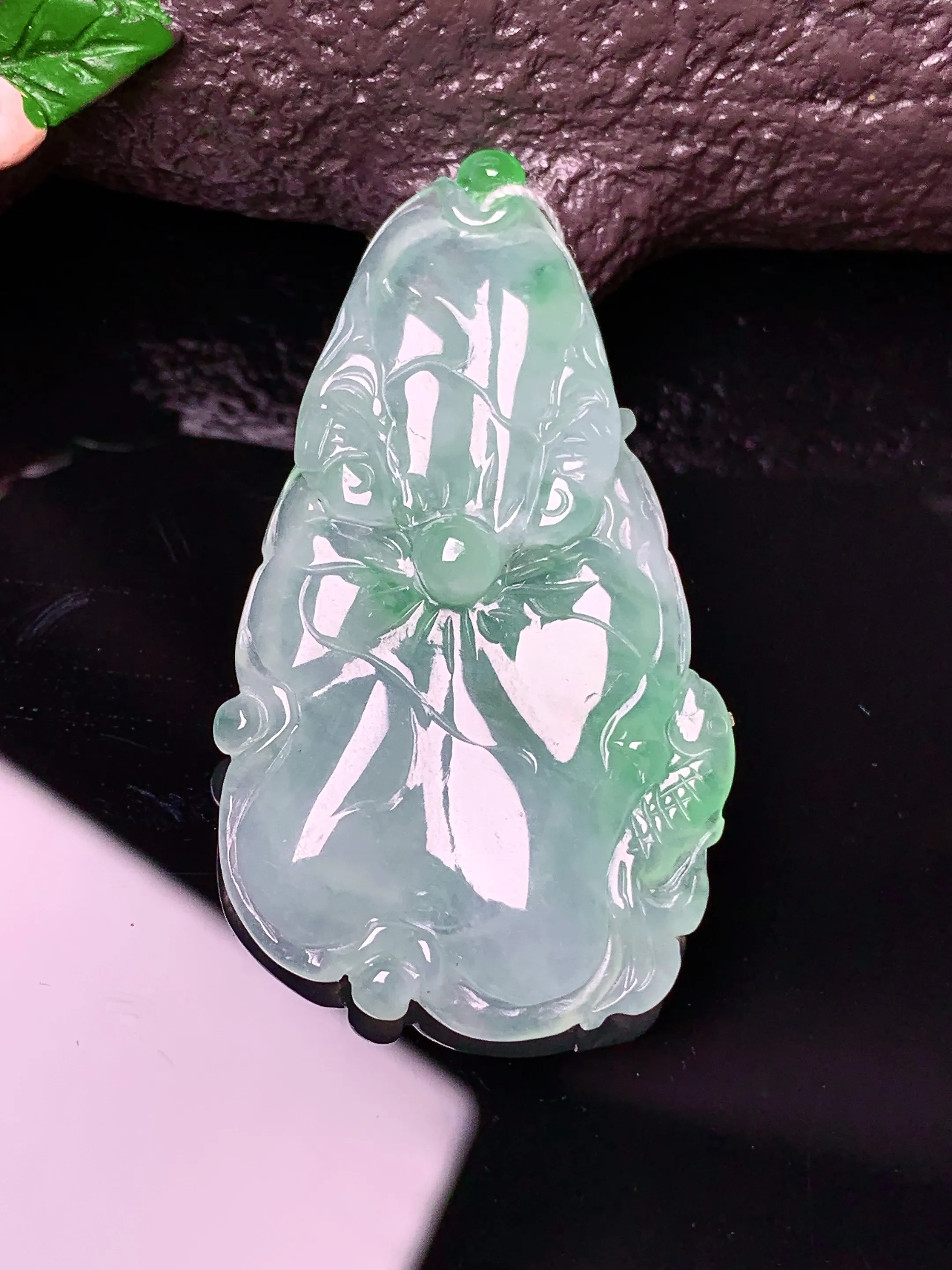 飘绿荷叶牌吊坠 玉质细腻 水润亮眼 色泽艳丽 整体尺寸44.6*24.8*4.2