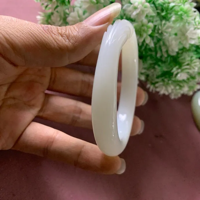 55.5圈口和田玉羊脂白雕花手镯，无裂无杂无结构无水线，精品白玉手镯，【挽间柔情】，镯型古朴典雅。在诗情画意的雨巷相遇，你是我腕间的一抹风情，有你眸有深情.清风荡漾湖间静水，我愿俯身低眉，在烟波涟漪处寻你