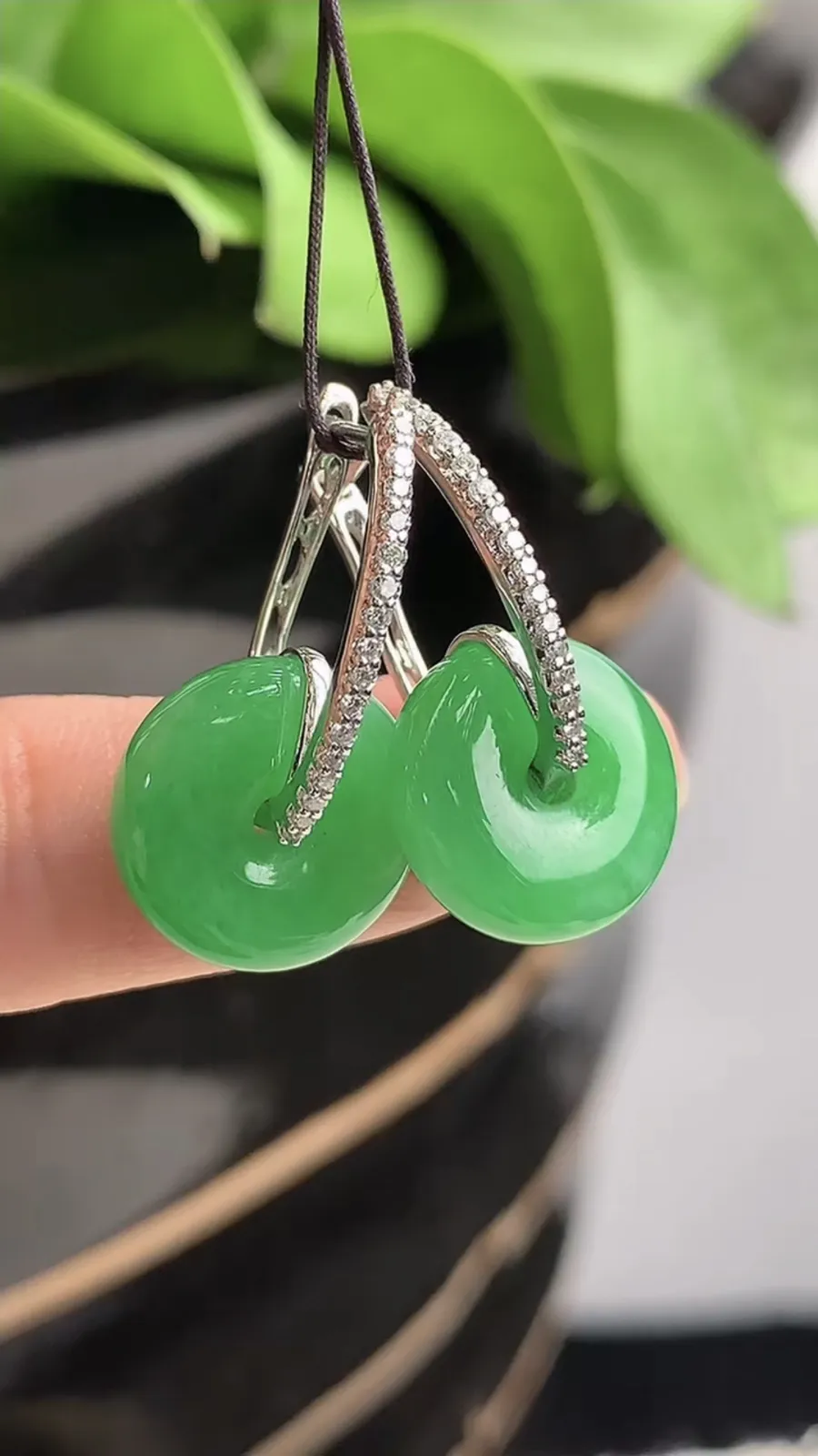 a货翡翠老坑冰种18K金伴钻镶嵌阳绿平安扣耳坠 尺寸13×4.8mm 重量6.04g 1208