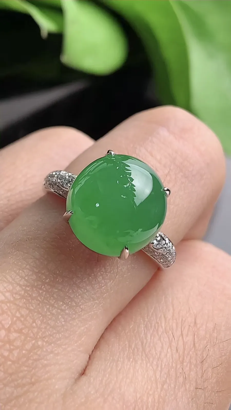 a货翡翠老坑冰种18K金伴钻镶嵌阳绿蛋面戒指 圈口17.6裸石尺寸11.6×11mm 重量4.60g 1208