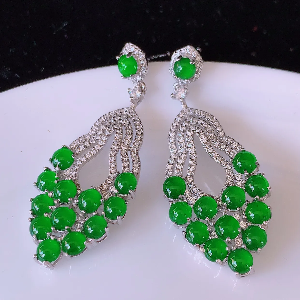 冰透满绿翡翠925银镶嵌耳坠，自然光实拍，翠色灵动，颜色漂亮，种老水足，品相佳，佩戴佳品！#97.7整体40*15.8*4.5裸石3.5*3.5