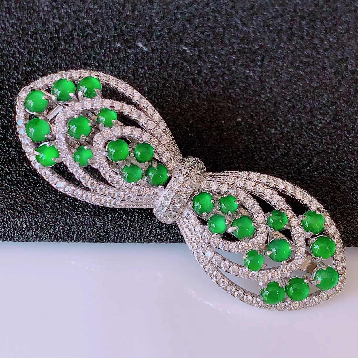 冰透满绿翡翠925银镶胸针，自然光实拍，翠色灵动，颜色漂亮，种老水足，品相佳，佩戴佳品！#97.7整体48.5*16-12取一裸石2.8*2.8