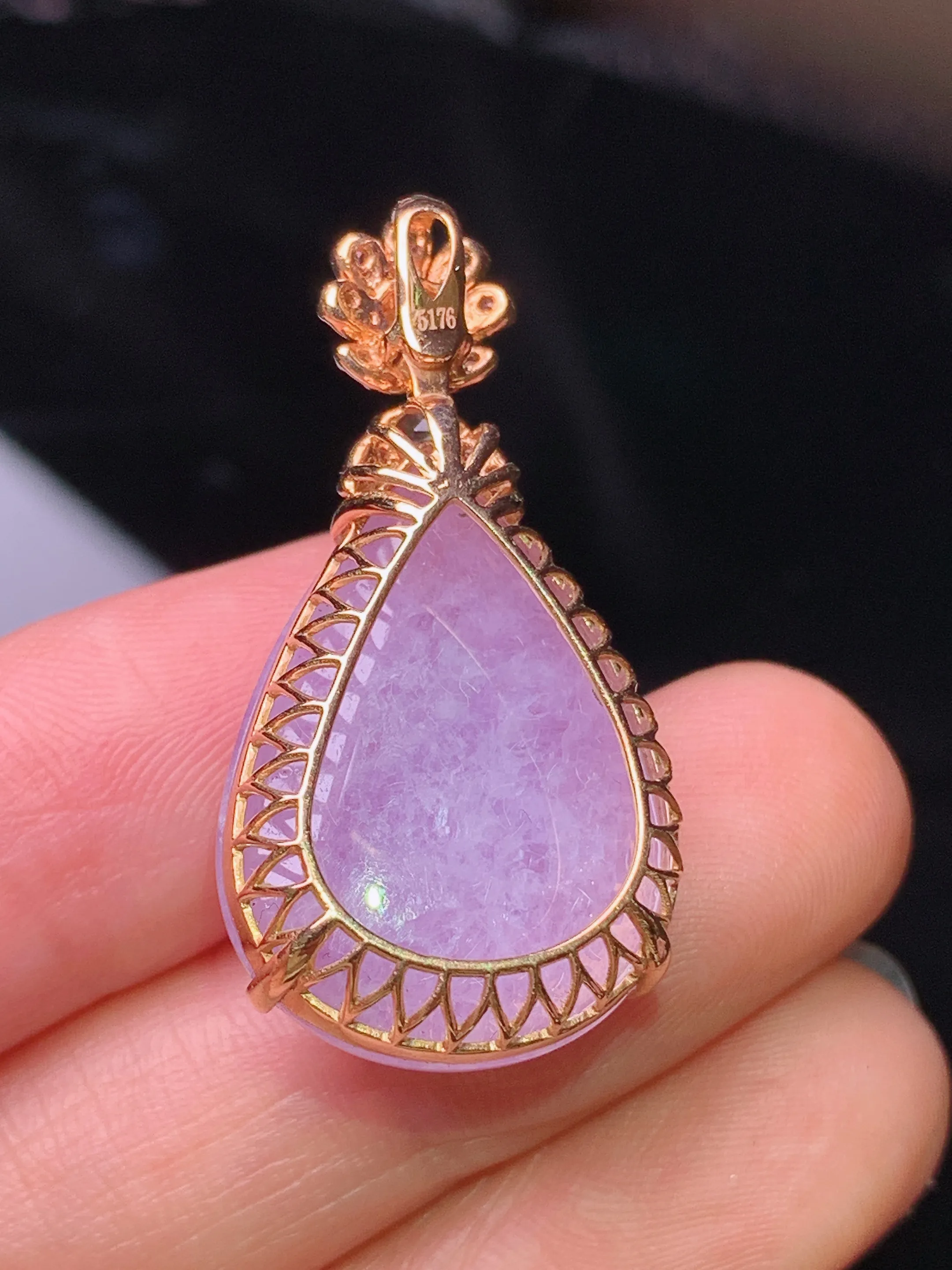 18k金钻镶嵌紫罗兰水滴吊坠 玉质细腻 水润亮眼 色泽艳丽 整体尺寸32.7*16.8*12.3