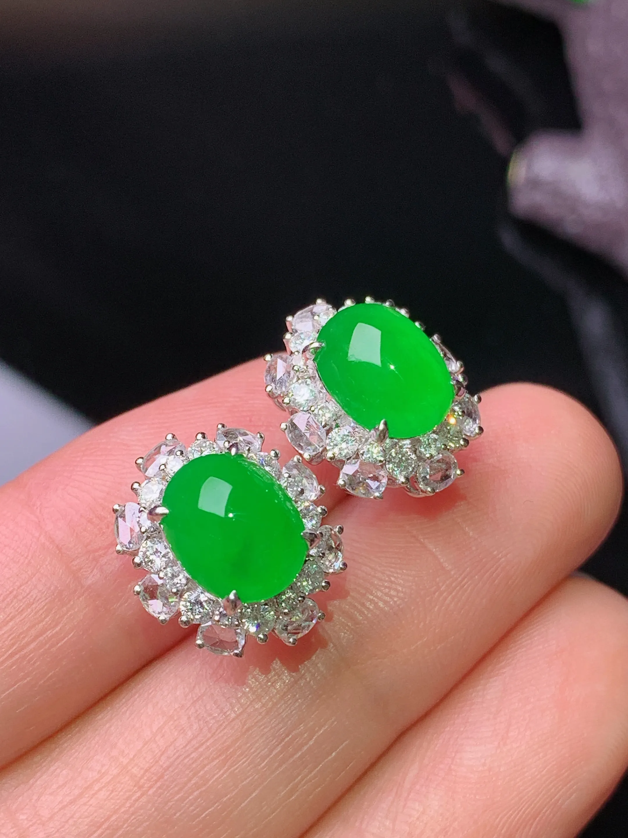 18k金钻镶嵌满绿蛋面耳钉 玉质细腻 水润亮眼 色泽艳丽 整体尺寸13.8*12.3*9.5