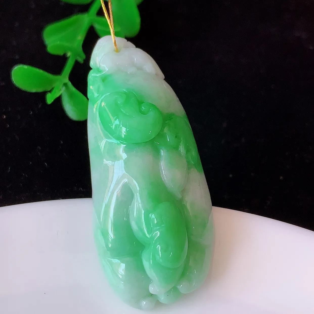 自然光实拍，冰润飘绿翡翠佛手瓜吊坠，翠色灵动，种老水足，寓意好，品相佳，佩戴佳品！#35.7