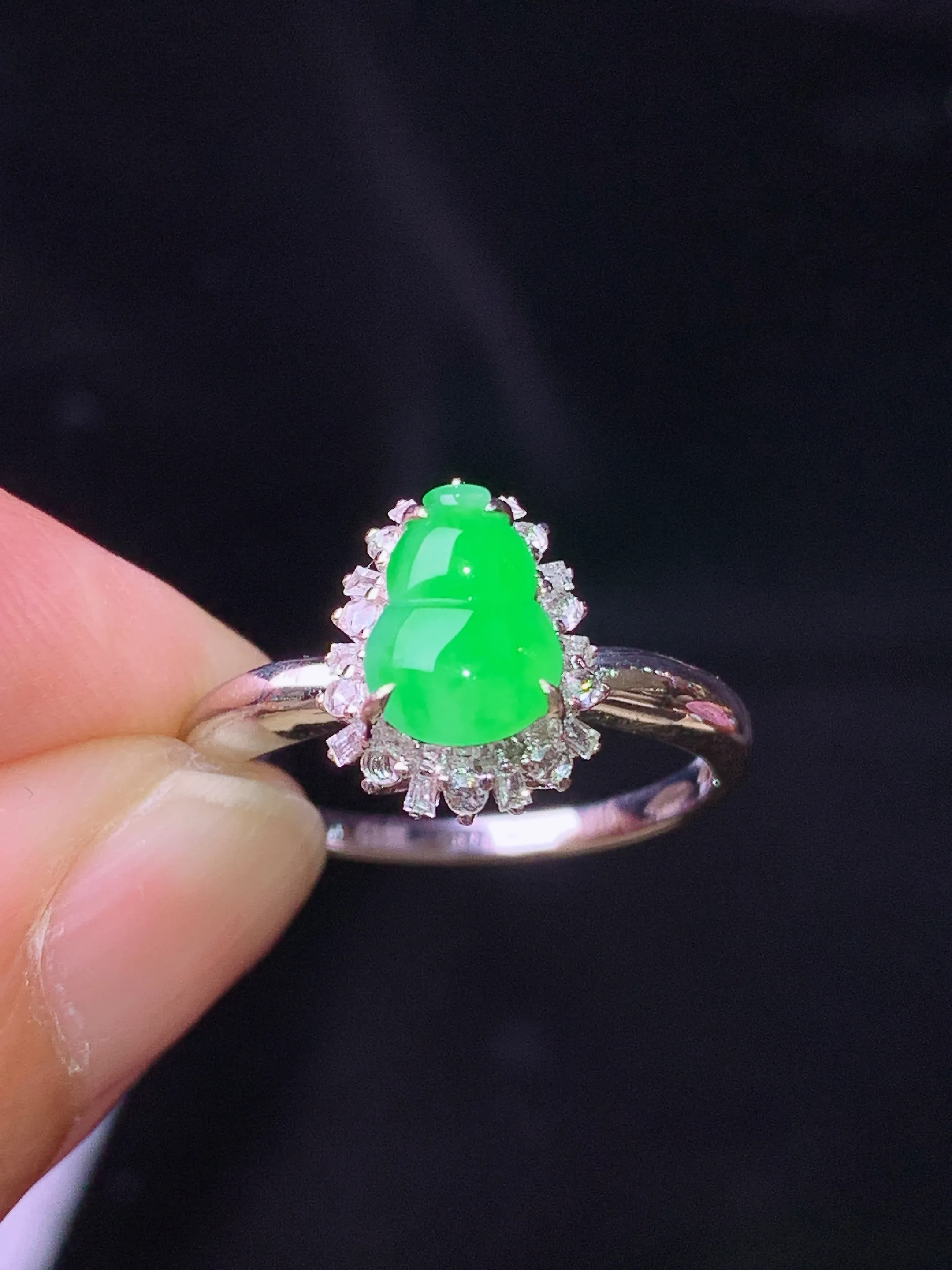 18k金钻镶嵌翠绿葫芦戒指 玉质细腻 水润亮眼 色泽艳丽 圈口12.5 整体尺寸11.2*8.8*7.5