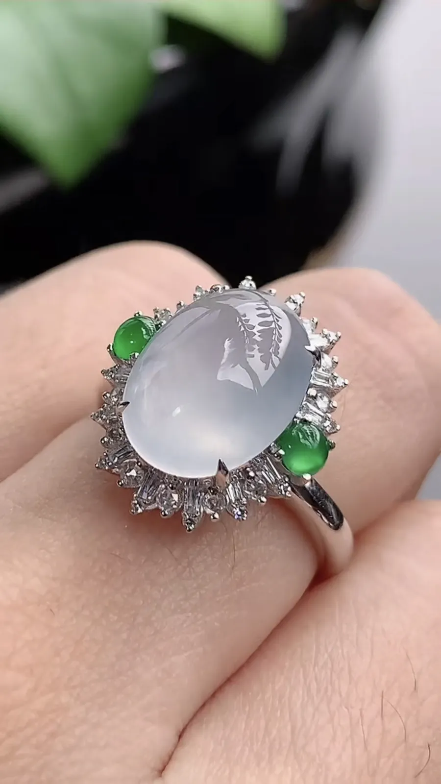 a货翡翠老坑冰种18K金伴钻镶嵌白月光蛋面戒指 圈口17.3裸石尺寸12.2×9.2mm 重量4.12g 1209