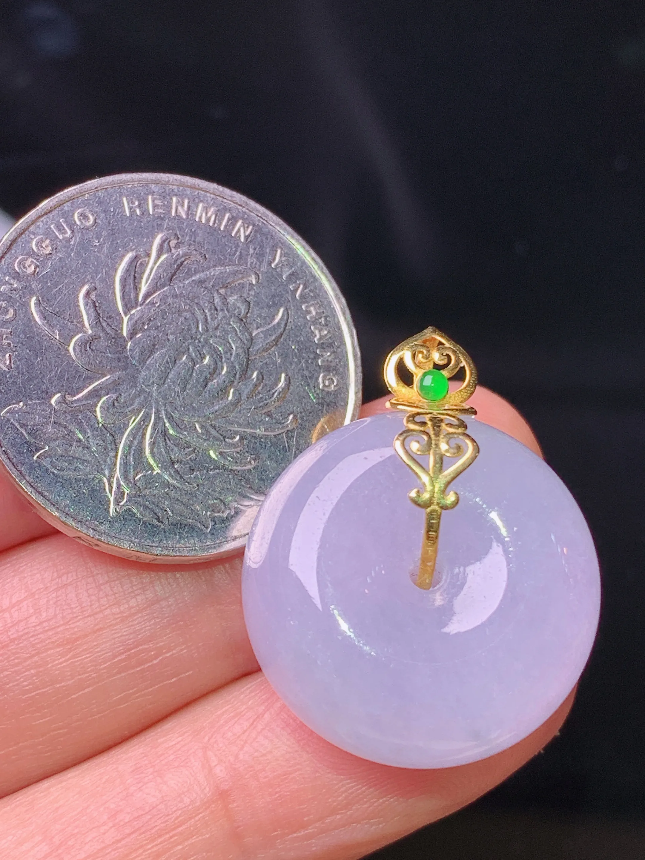 18k金镶嵌紫罗兰平安扣吊坠 玉质细腻 水润亮眼 色泽艳丽 整体尺寸26.2*20.6*11.5