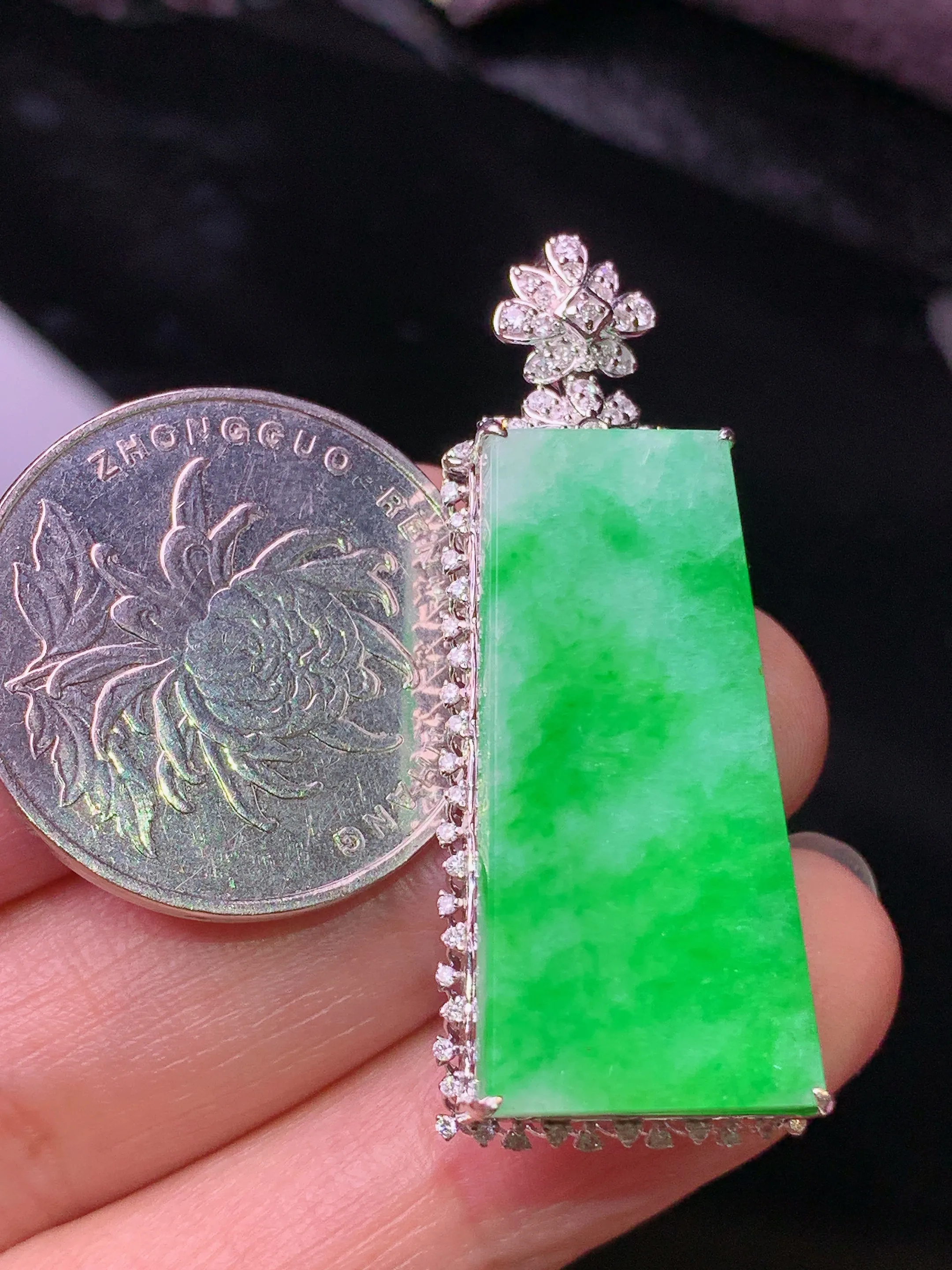 18k金钻镶嵌翠绿无事牌吊坠 玉质细腻 水润亮眼 色泽艳丽 整体尺寸42.5*16.6*8.8