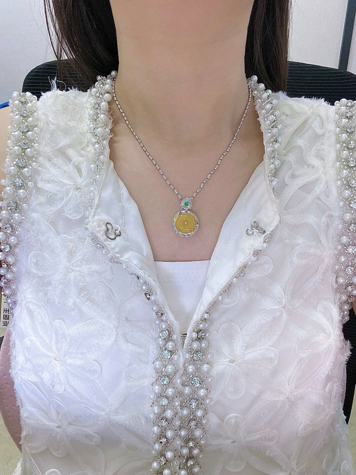 【冰种黄翡平安扣】质地非常细腻，冰润十足，种老冰透，收藏品质，18k金钻镶嵌，裸石尺寸13.8*2.9毫米