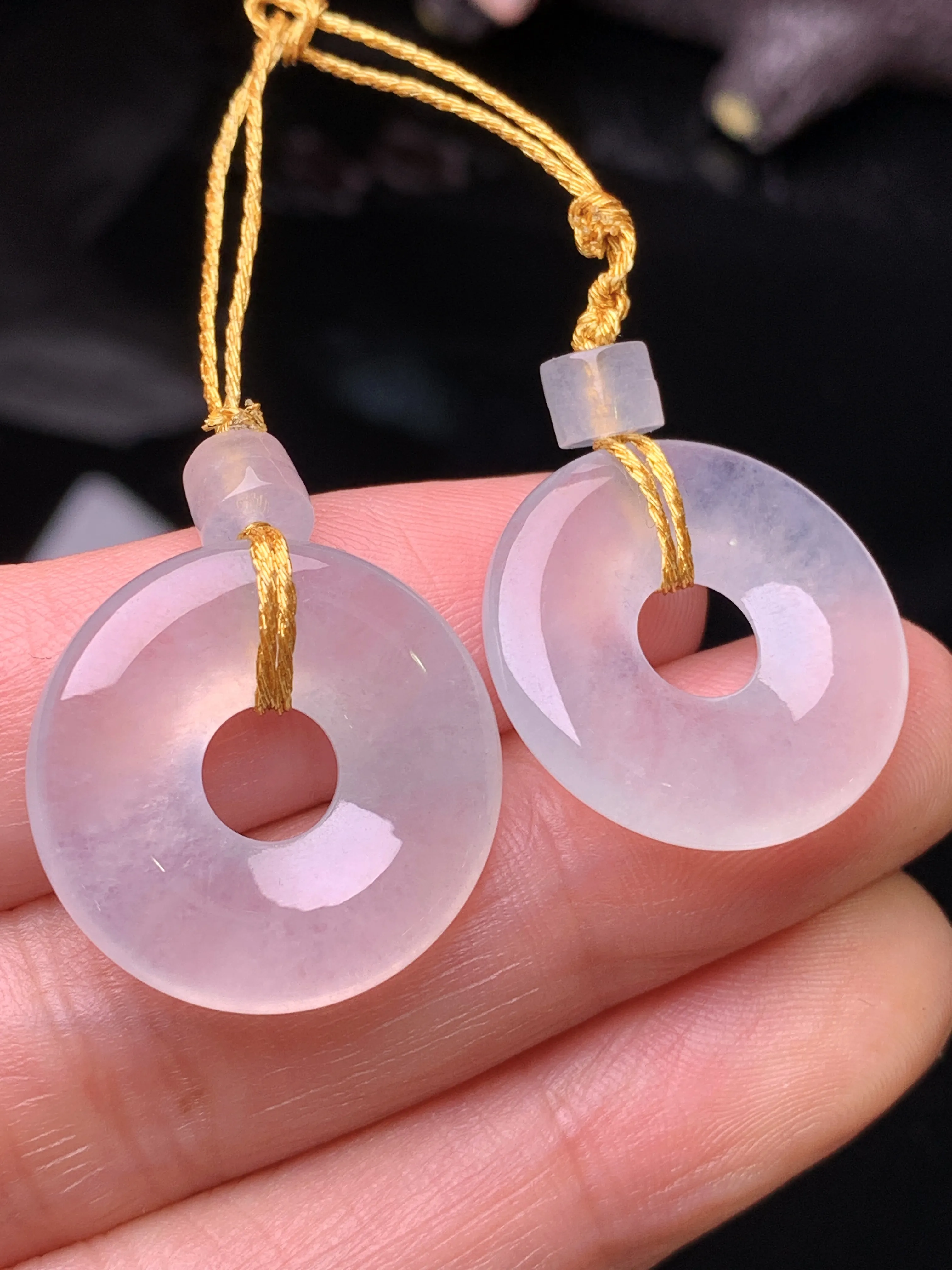 冰种平安环一对 玉质细腻 水润亮眼 色泽艳丽 整体尺寸20.8*4.2