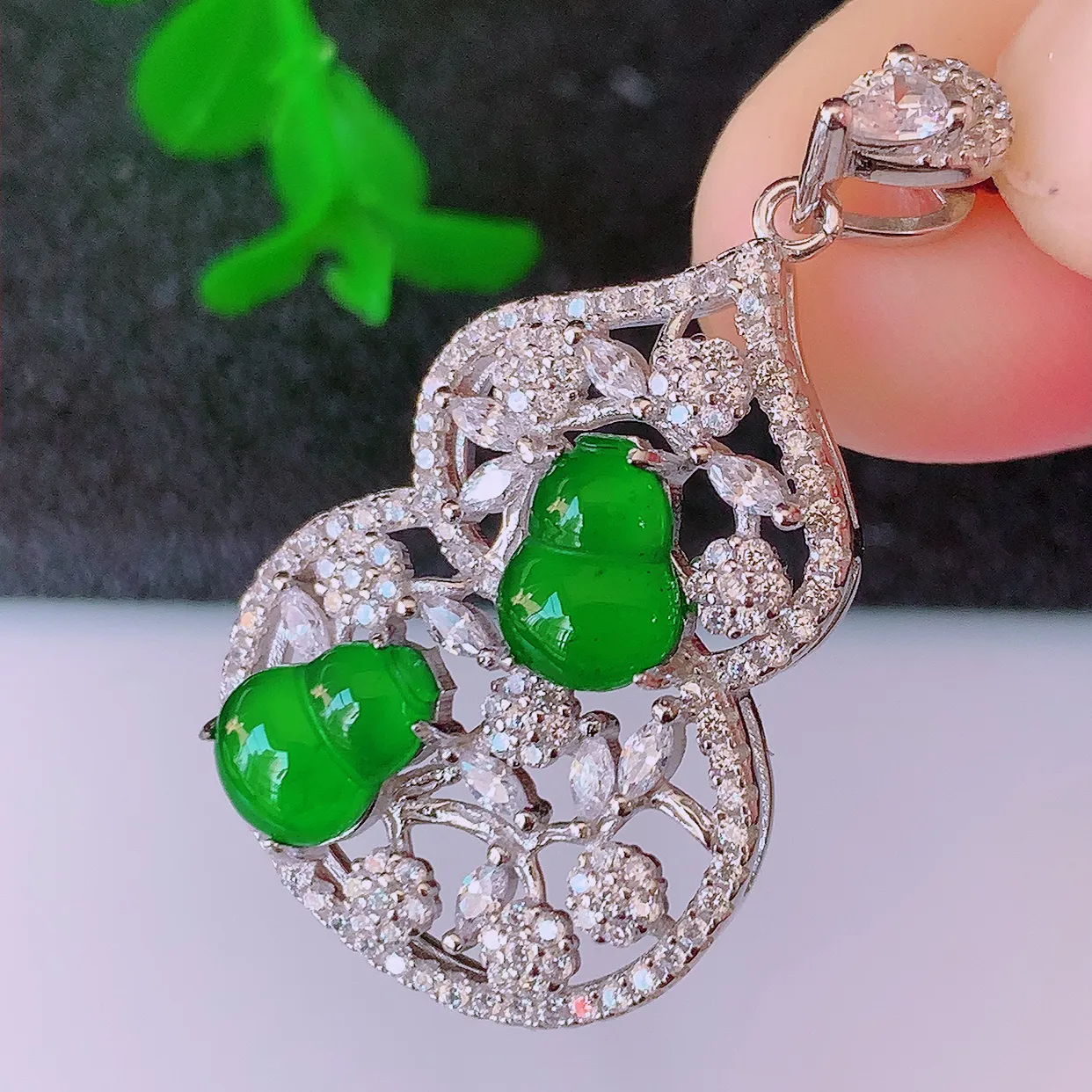 冰透满绿翡翠925银镶嵌葫芦吊坠，自然光实拍，翠色灵动，颜色漂亮，种老水足，品相佳，佩戴佳品！#97.7整体35*20*7.5裸石8*5.8