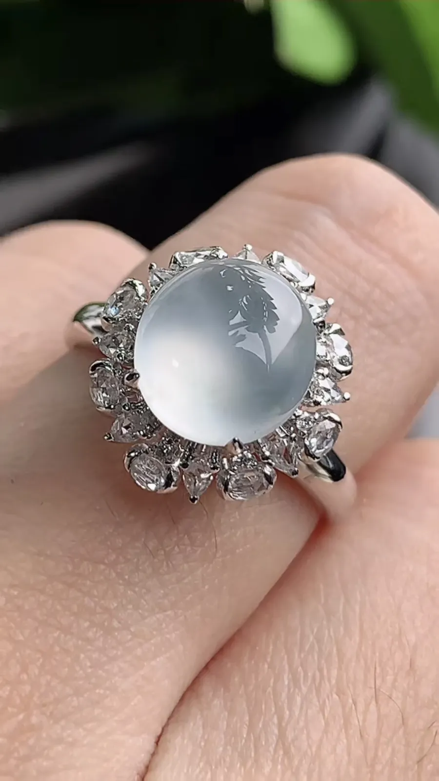 a货翡翠老坑冰种18K金伴钻镶嵌白月光蛋面戒指 圈口17.6裸石尺寸9.3×9mm 重量3.55g 1208