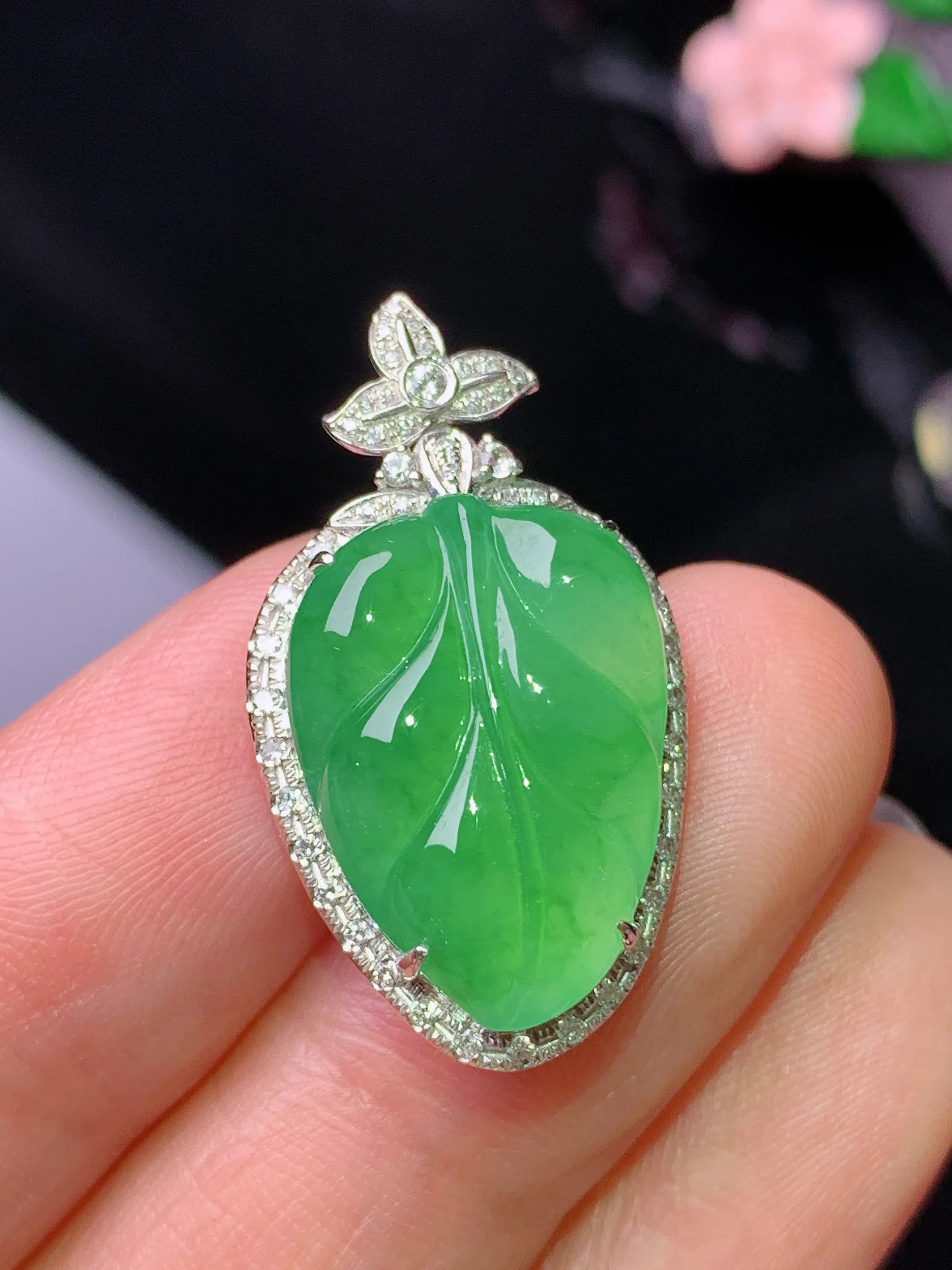 18k金钻镶嵌翠绿树叶吊坠 玉质细腻 水润亮眼 色泽艳丽 整体尺寸27.7*15.5*6.8