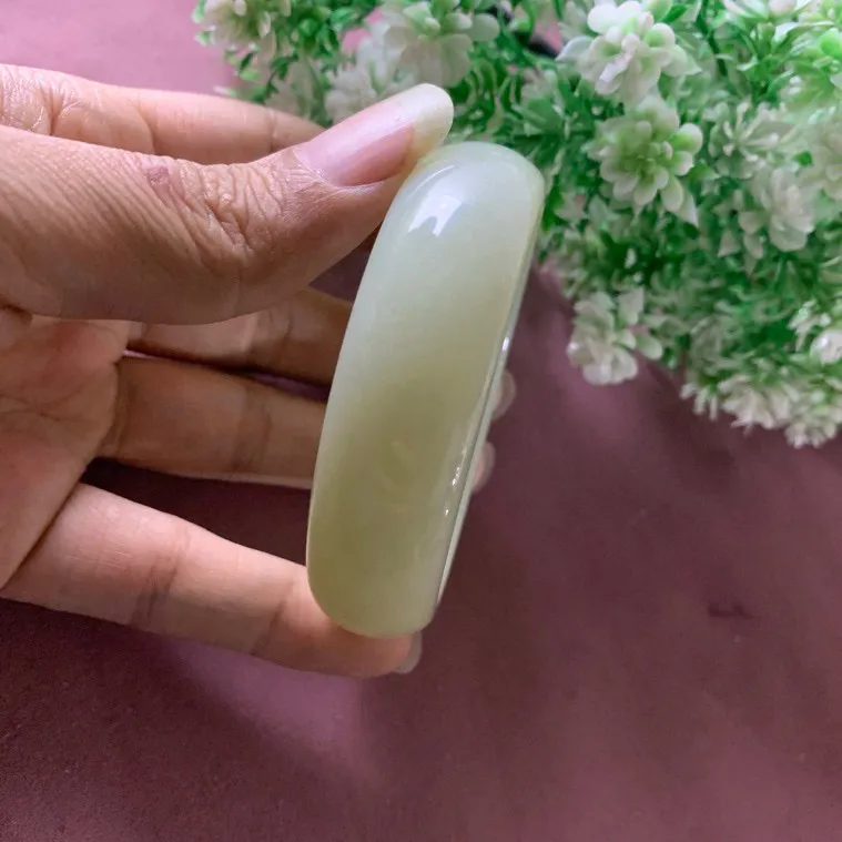 56.5圈口和田玉且末料宽版手镯，精品青白手镯，【挽间柔情】，镯型古朴典雅。在诗情画意的雨巷相遇，你是我腕间的一抹风情，有你眸有深情.清风荡漾湖间静水，我愿俯身低眉，在烟波涟漪处寻你