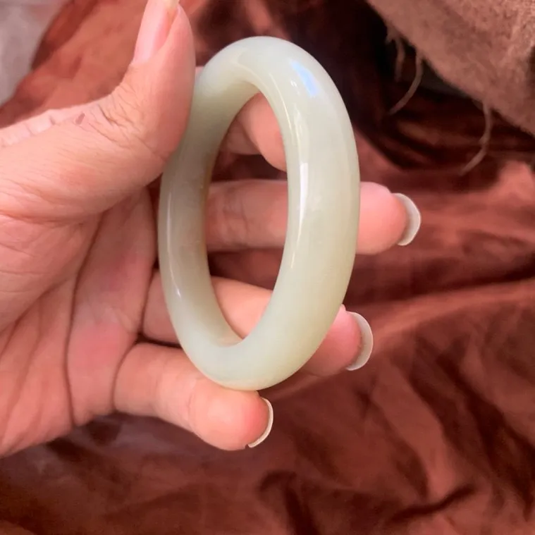 金蜜糖，53.5圈口和田玉且末糖料手镯【挽间柔情】，镯型古朴典雅。在诗情画意的雨巷相遇，你是我腕间的一抹风情，有你眸有深情.清风荡漾湖间静水，我愿俯身低眉，在烟波涟漪处寻你。规格53.5/12.5