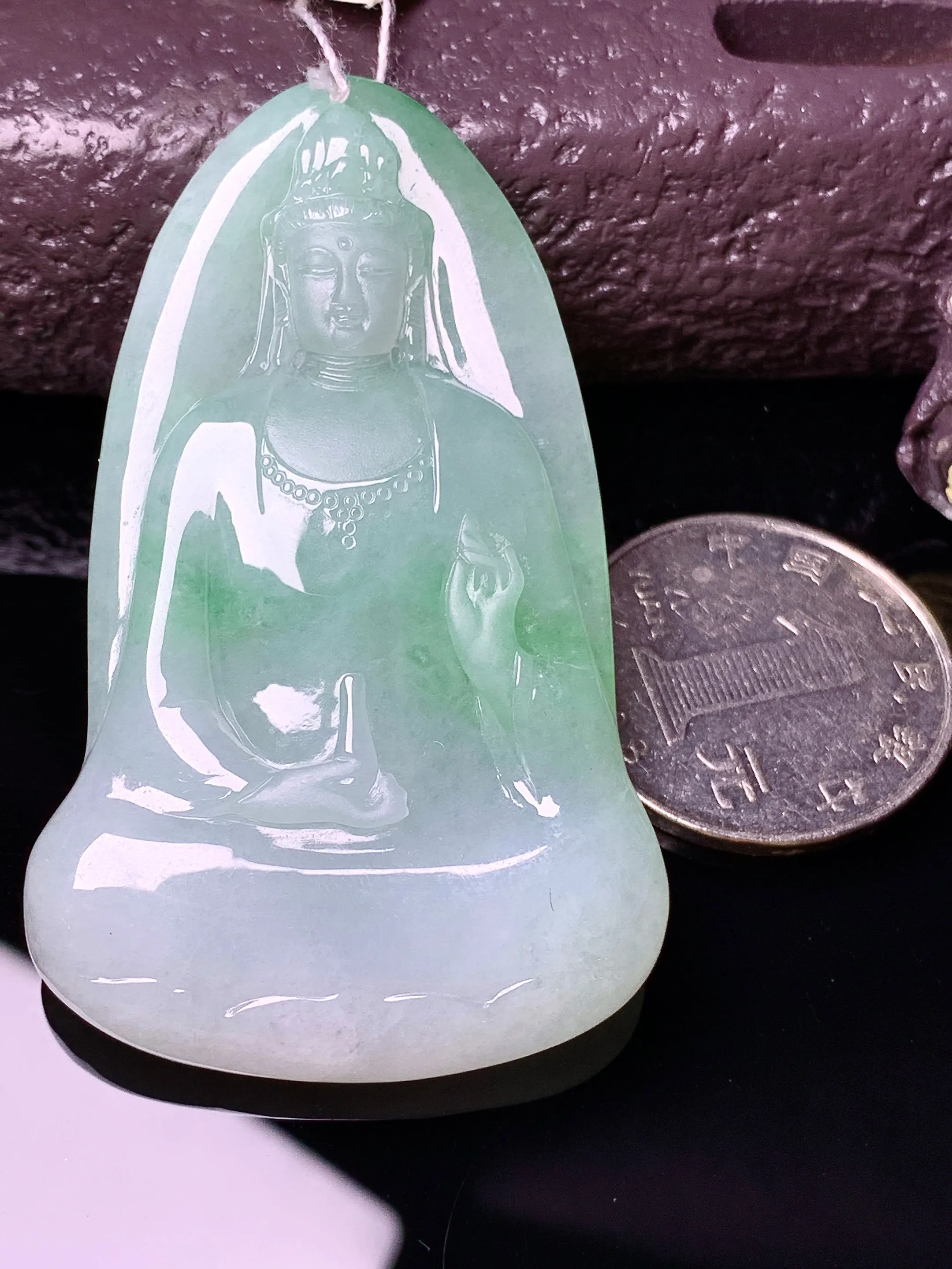 飘绿观音菩萨吊坠 玉质细腻 水润亮眼 色泽艳丽 整体尺寸59.2*37*6.2