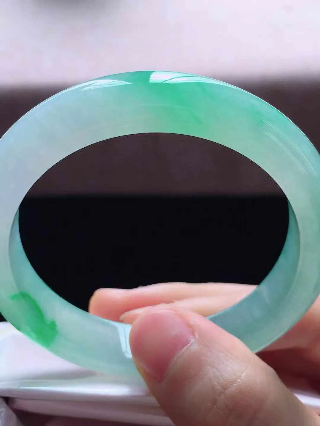 【翡翠名称】老种冰飘绿51.8正圈口翡翠手镯
【翡翠尺寸】51.8*11.8*8mm适合51-53正圈口佩戴
【翡翠描述】缅甸天然翡翠A货，种老水足，玉质细腻，色泽靓丽，性价比高，佩戴效果好！