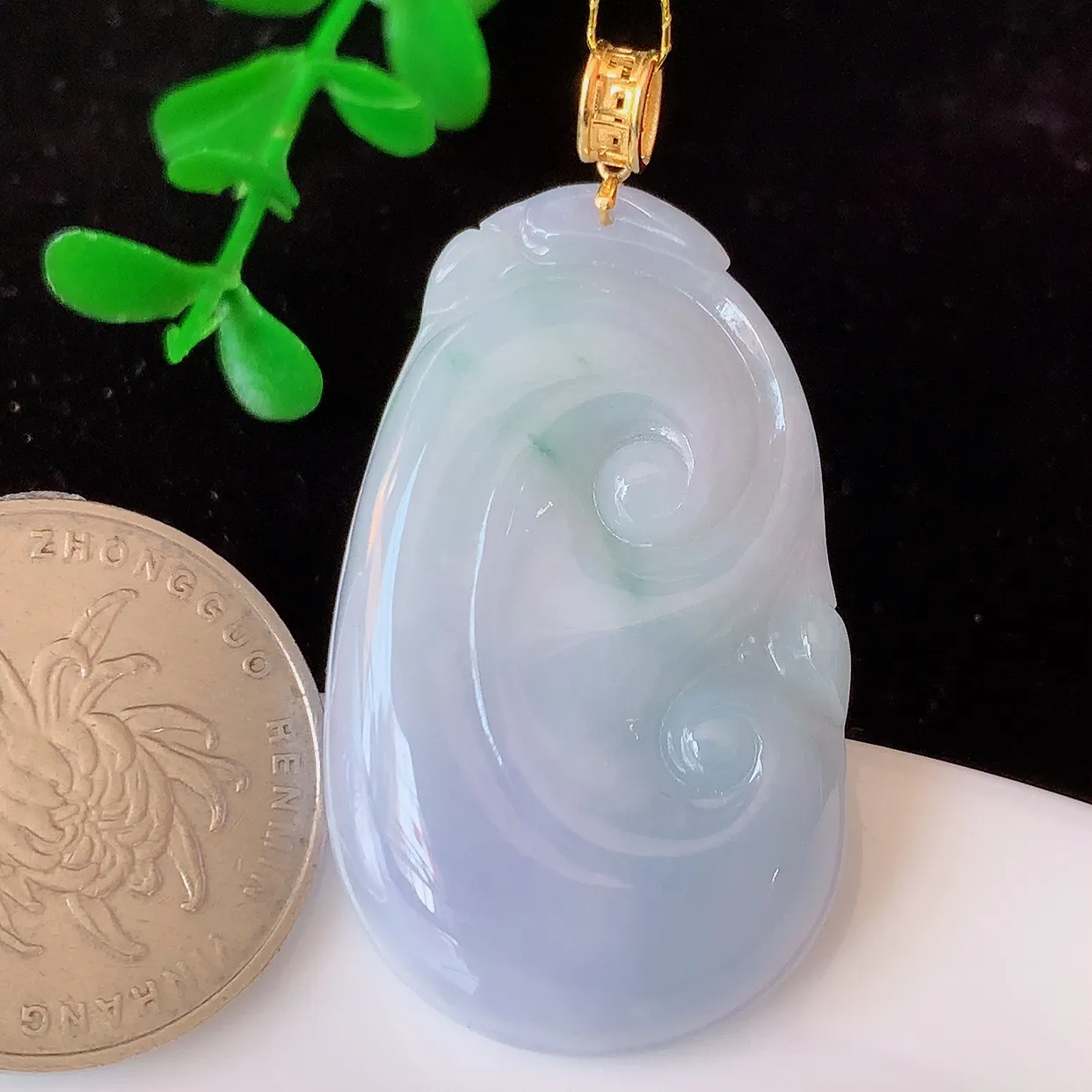 18K金镶嵌紫罗兰飘花翡翠如意吊坠，简单的镶嵌设计、让玉坠百搭又精致，寓意着吉祥，事事如意！#35.7整44.5裸石38.5*23*5.6