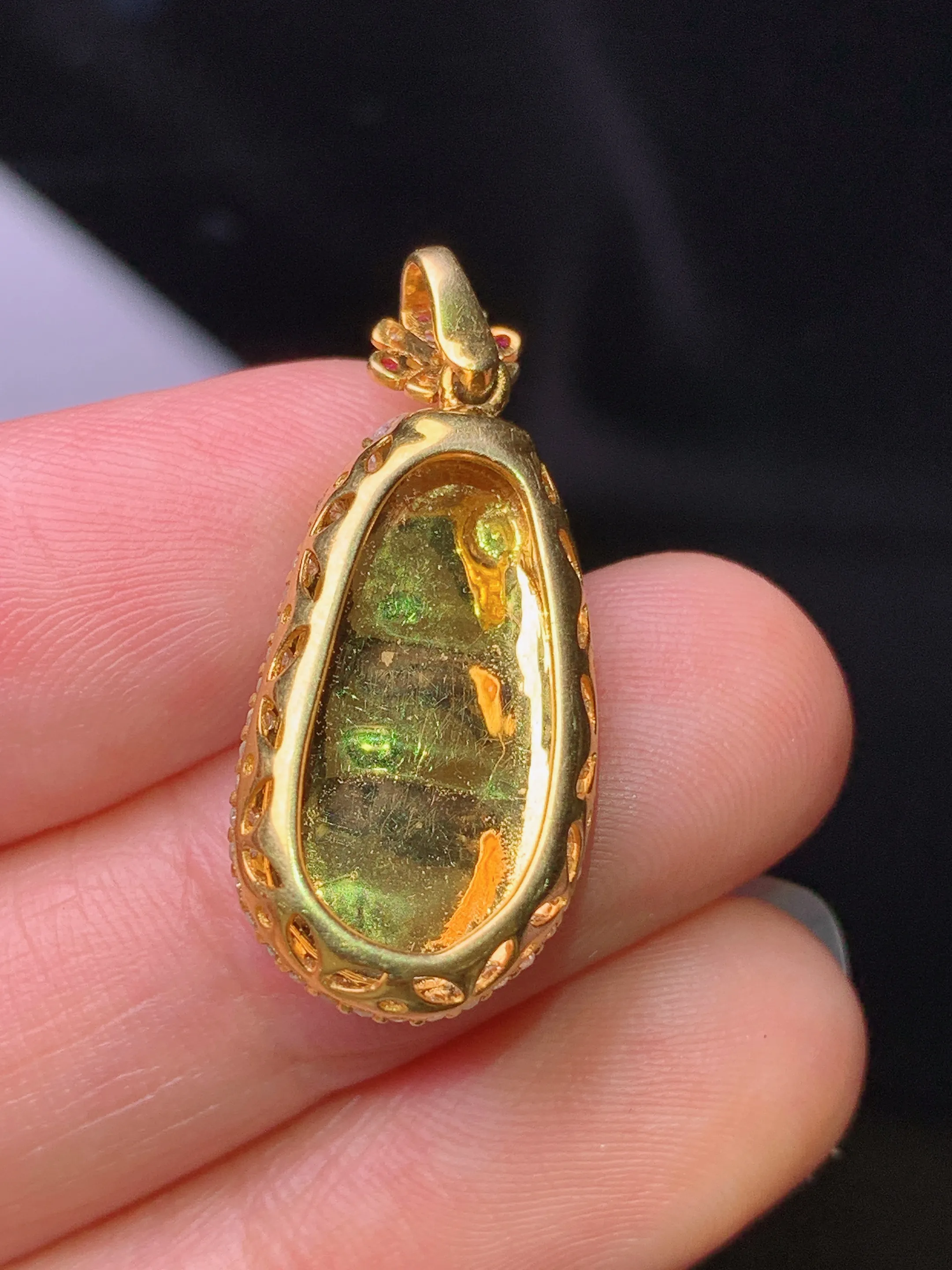 18k金钻镶嵌满绿四季豆吊坠 玉质细腻 水润亮眼 色泽艳丽 整体尺寸27.3*12*6.5