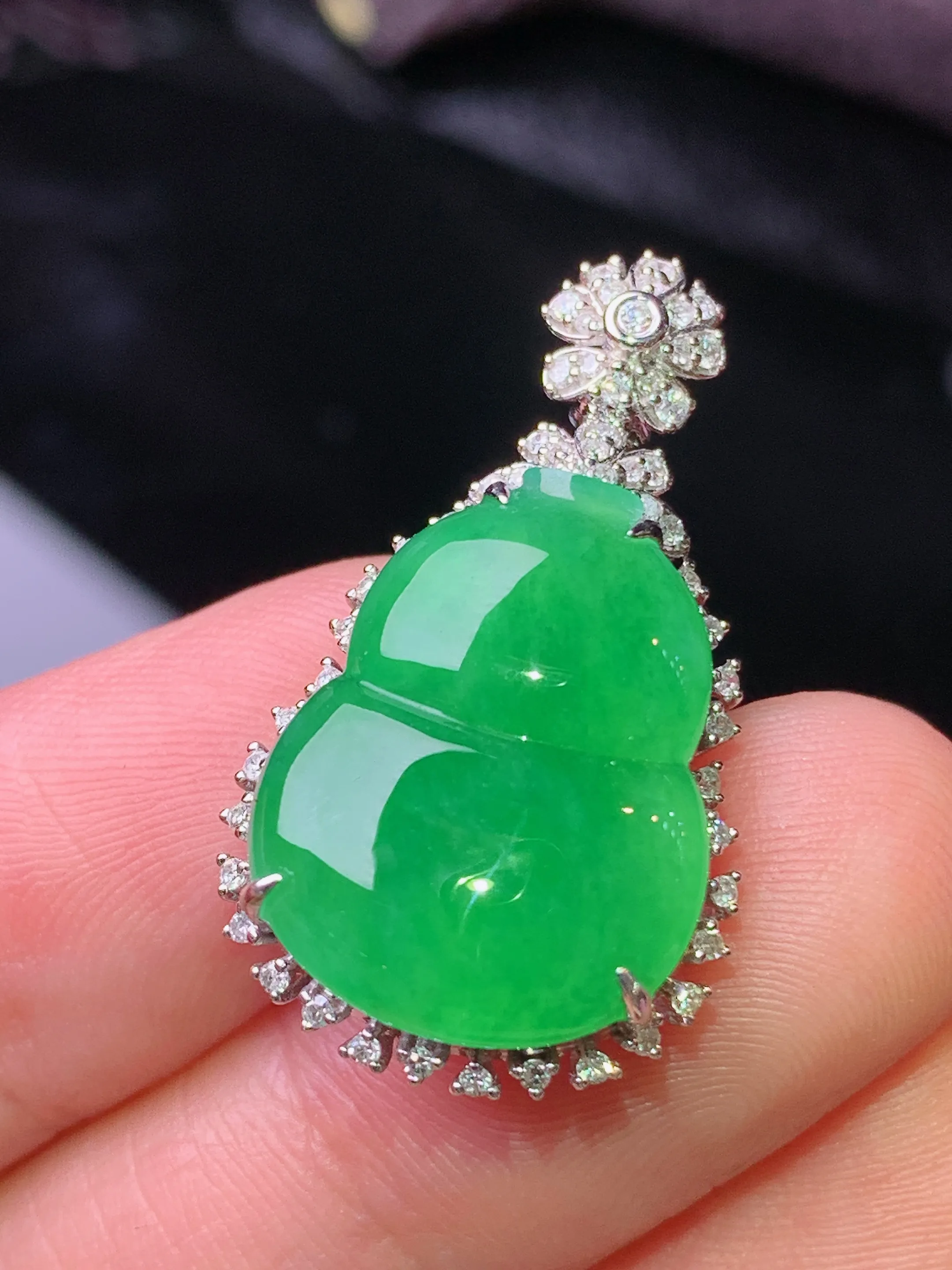 18k金钻镶嵌满绿葫芦吊坠 玉质细腻 水润亮眼 色泽艳丽 整体尺寸28.5*16.3*8.5