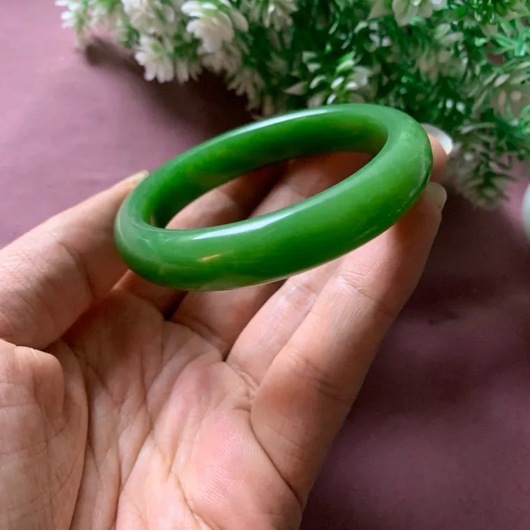 珍藏品，和田玉碧玉55圈口阳绿色手镯，玉质细腻油润 底色纯净 脂粉好，品质高。