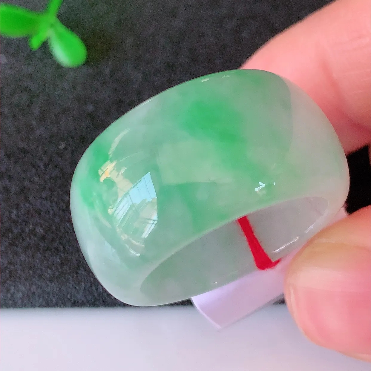自然光实拍，20.2mm内径翡翠扳指，冰润指环，玉扳指，戒指，财源滚滚，玉质细腻起胶，23圈口，种水
