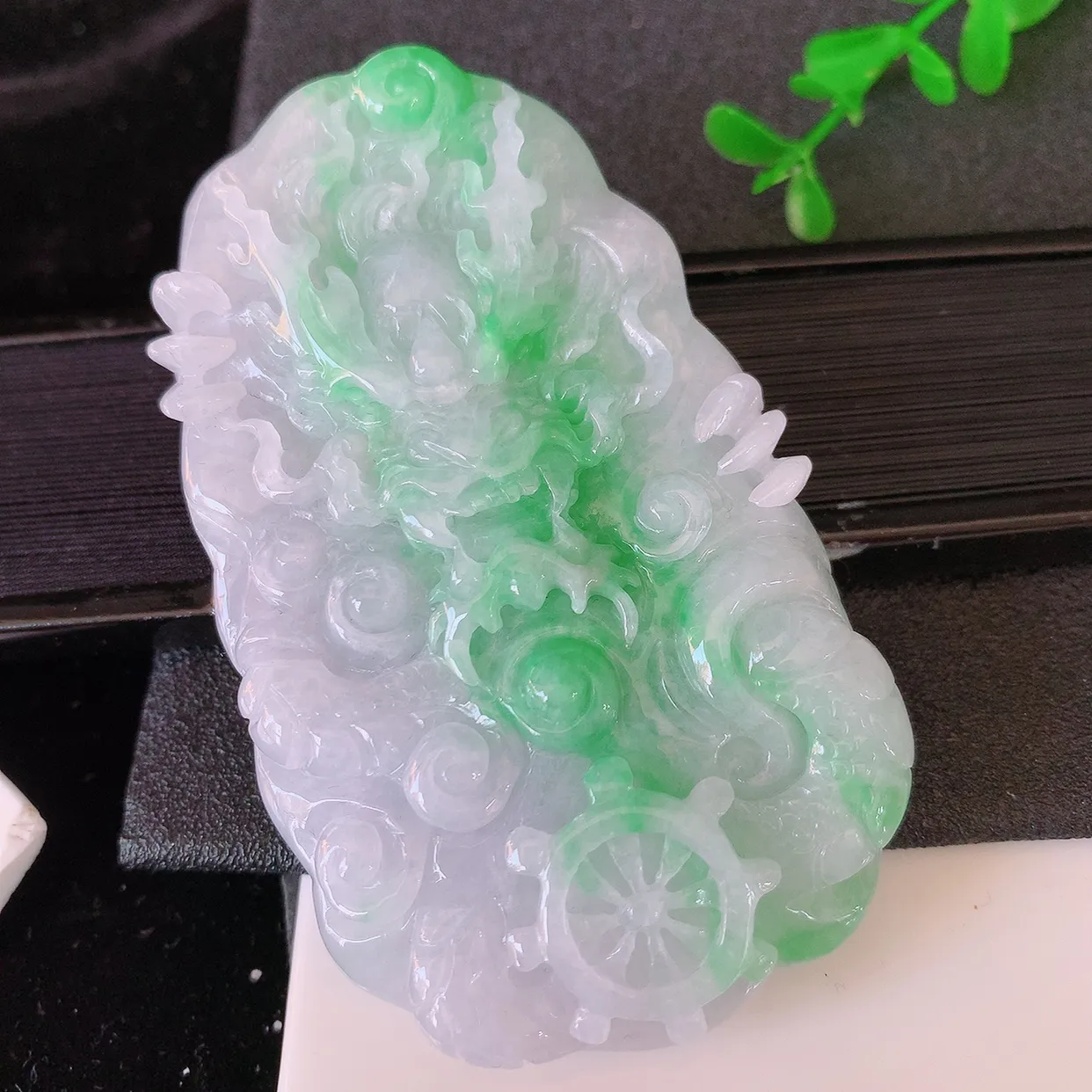 自然光实拍，精雕飘绿翡翠龙牌吊坠，龙行天下，雕工立体精湛，翡翠龙牌，种老水足，配戴霸气时尚，值得收藏!#39.7