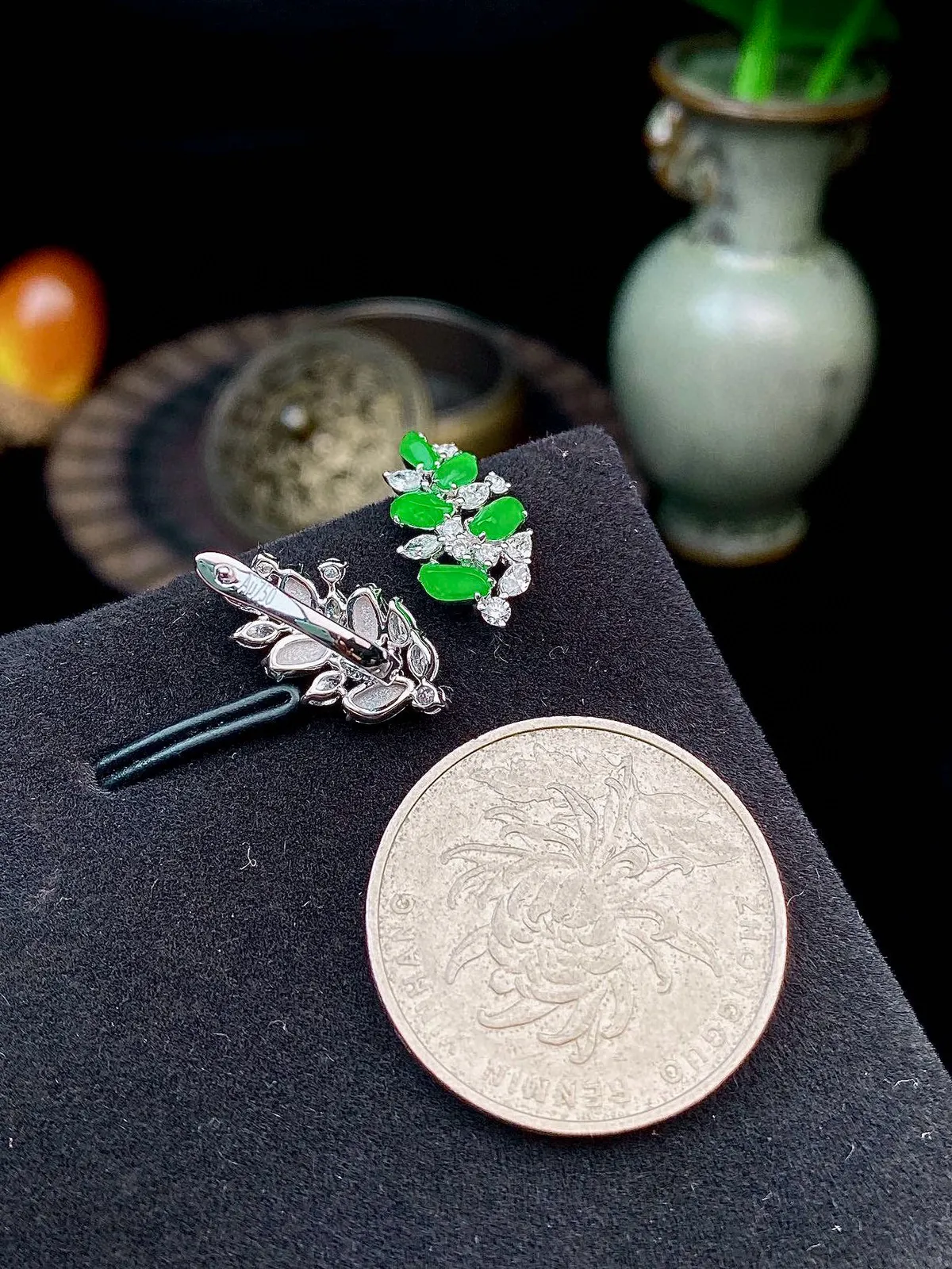 【冰种满绿随形耳钉】种水上乘，阳绿色泽，纯净通透，收藏品质，18k金钻豪华镶嵌，裸石尺寸4.7*2.7*2.6毫米