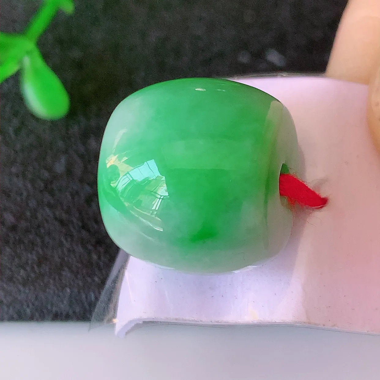 自然光实拍，水润飘绿翡翠路路通吊坠，寓意好运连连，路路畅通，经典款式，财运滚滚，路路通，佩戴效果更好